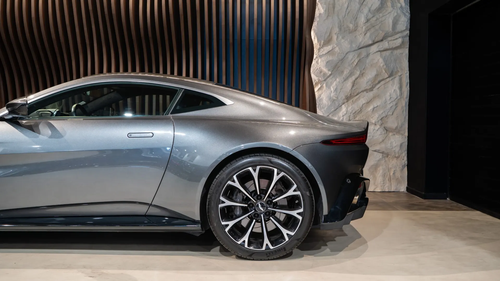 Aston Martin V8 — photo 28