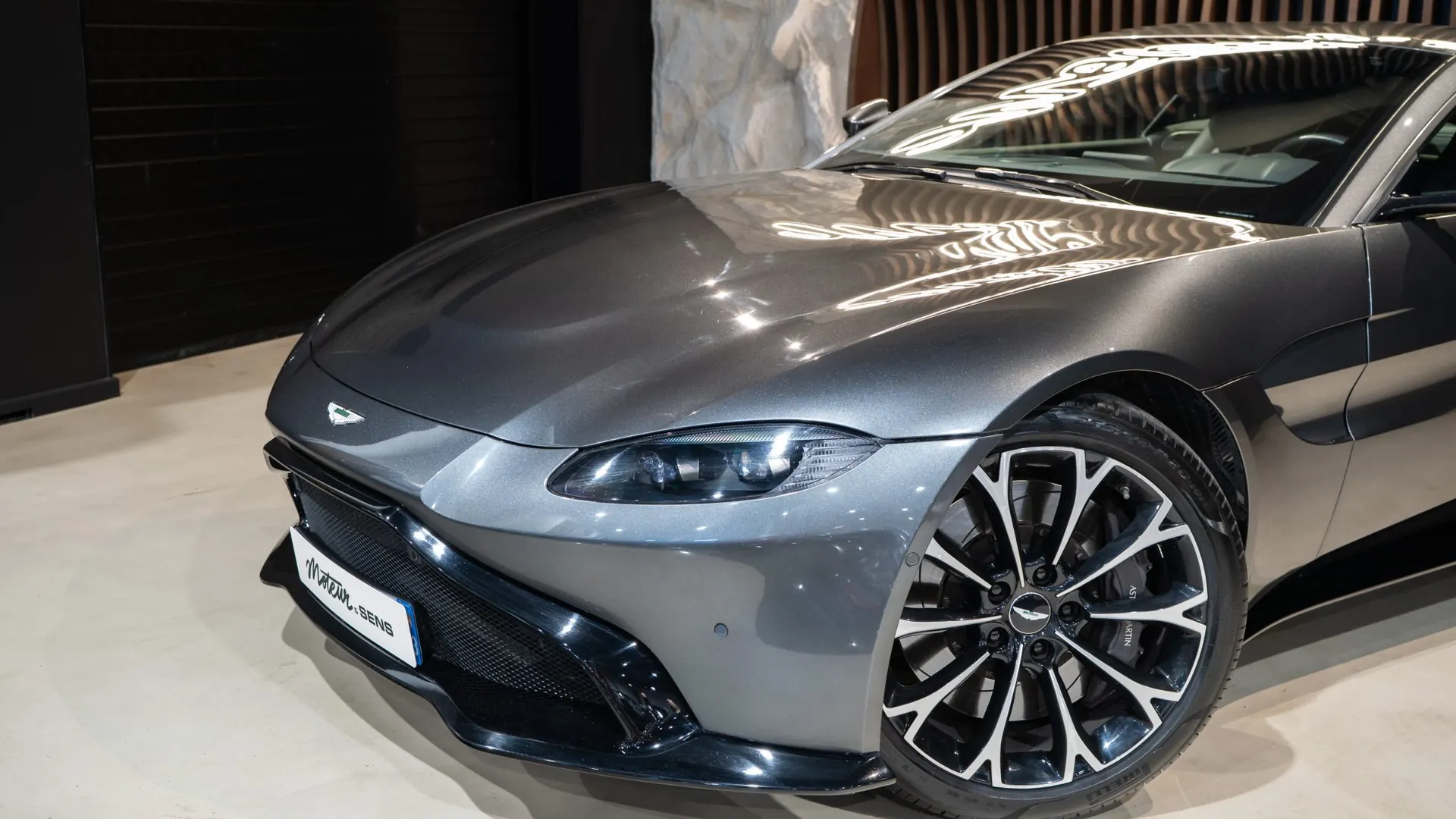 Aston Martin V8 — photo 32