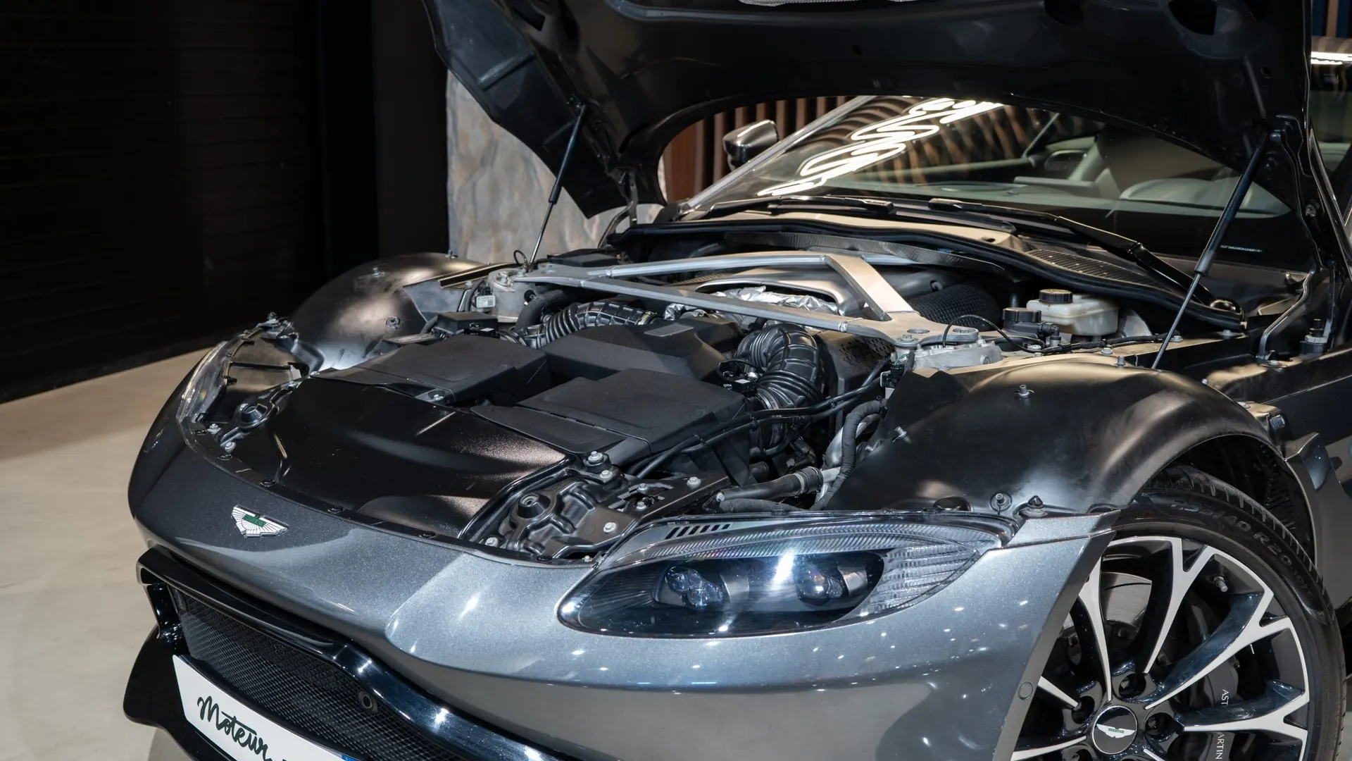 Aston Martin V8 — photo 25