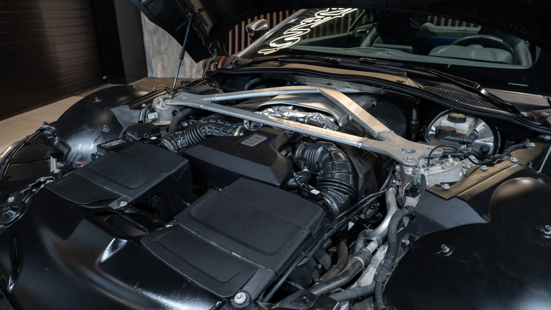 Aston Martin V8 — photo 26
