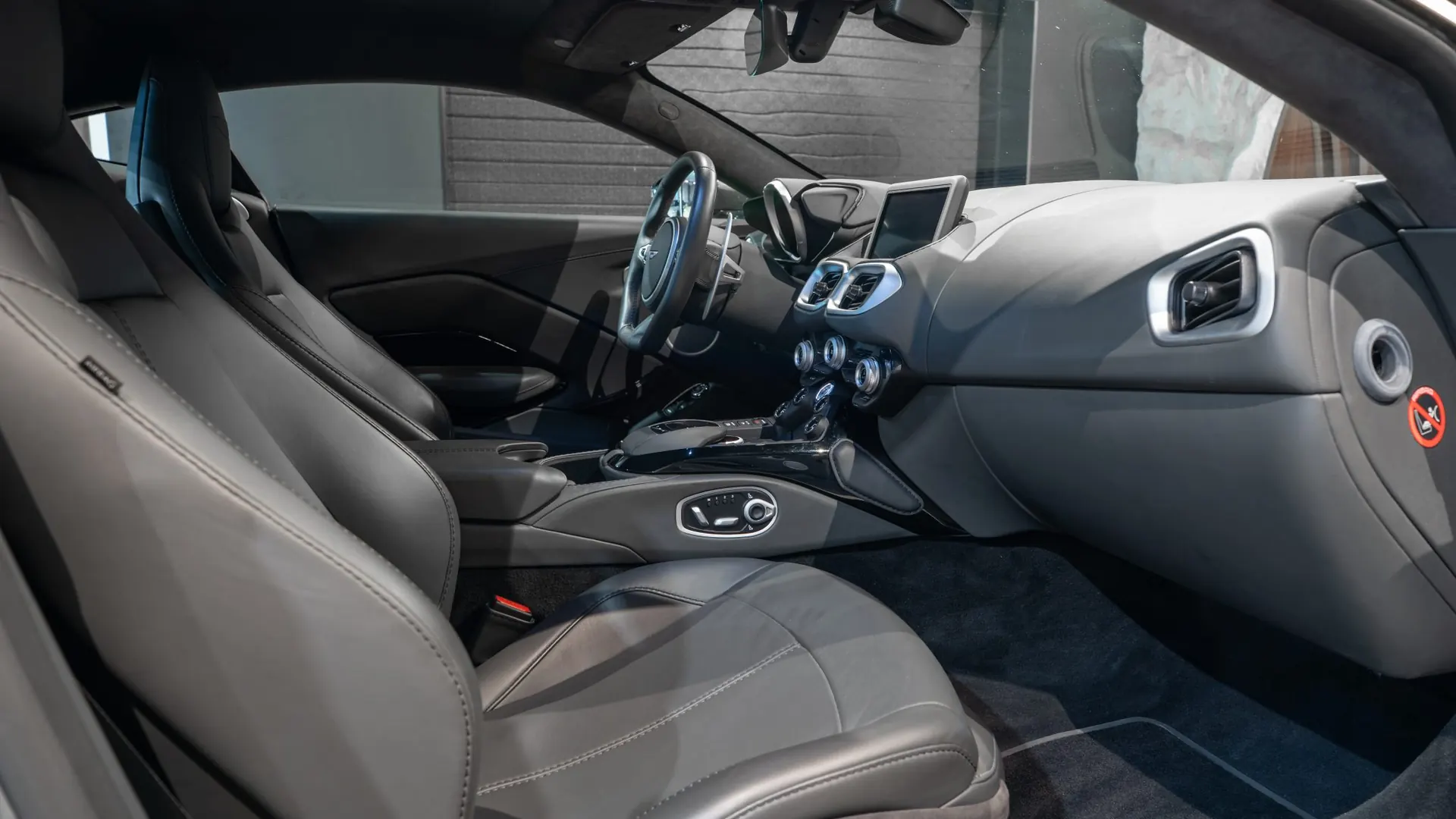 Aston Martin V8 — photo 11