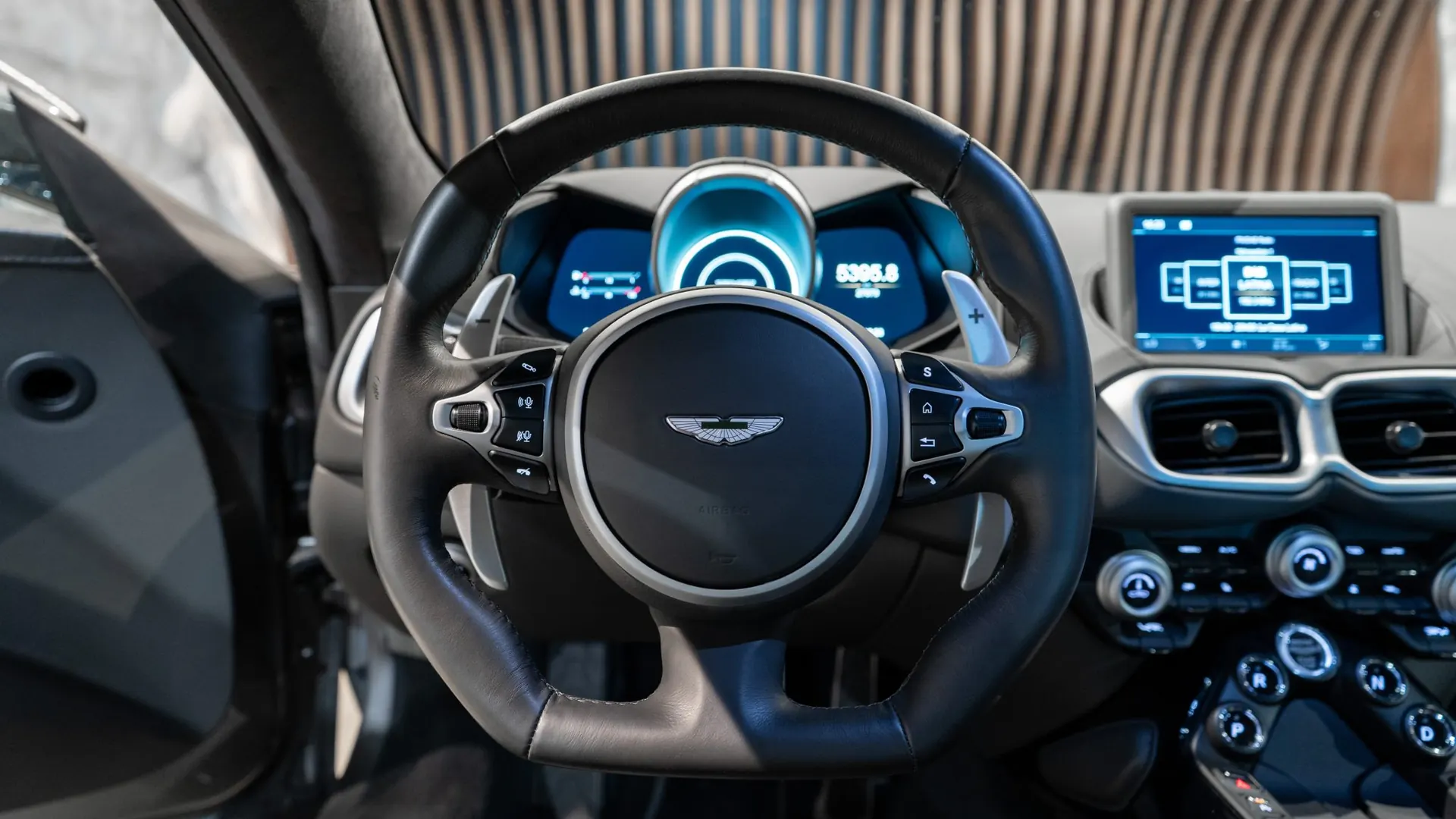Aston Martin V8 — photo 9
