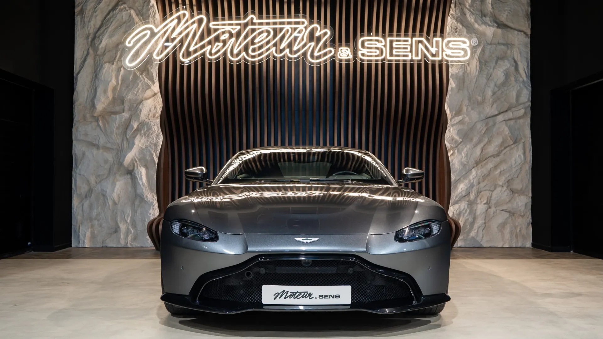 Aston Martin V8 — photo 3