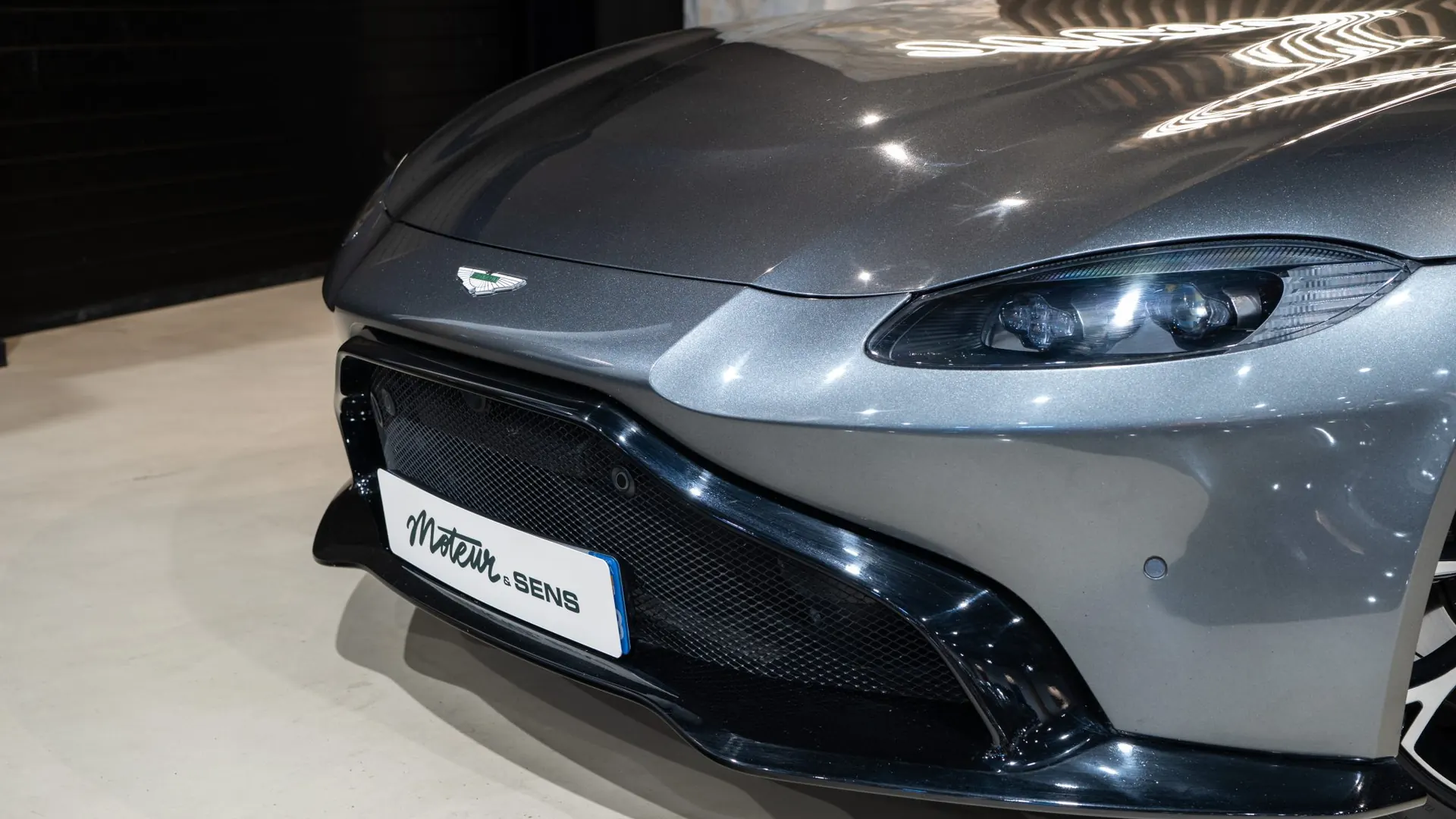 Aston Martin V8 — photo 31