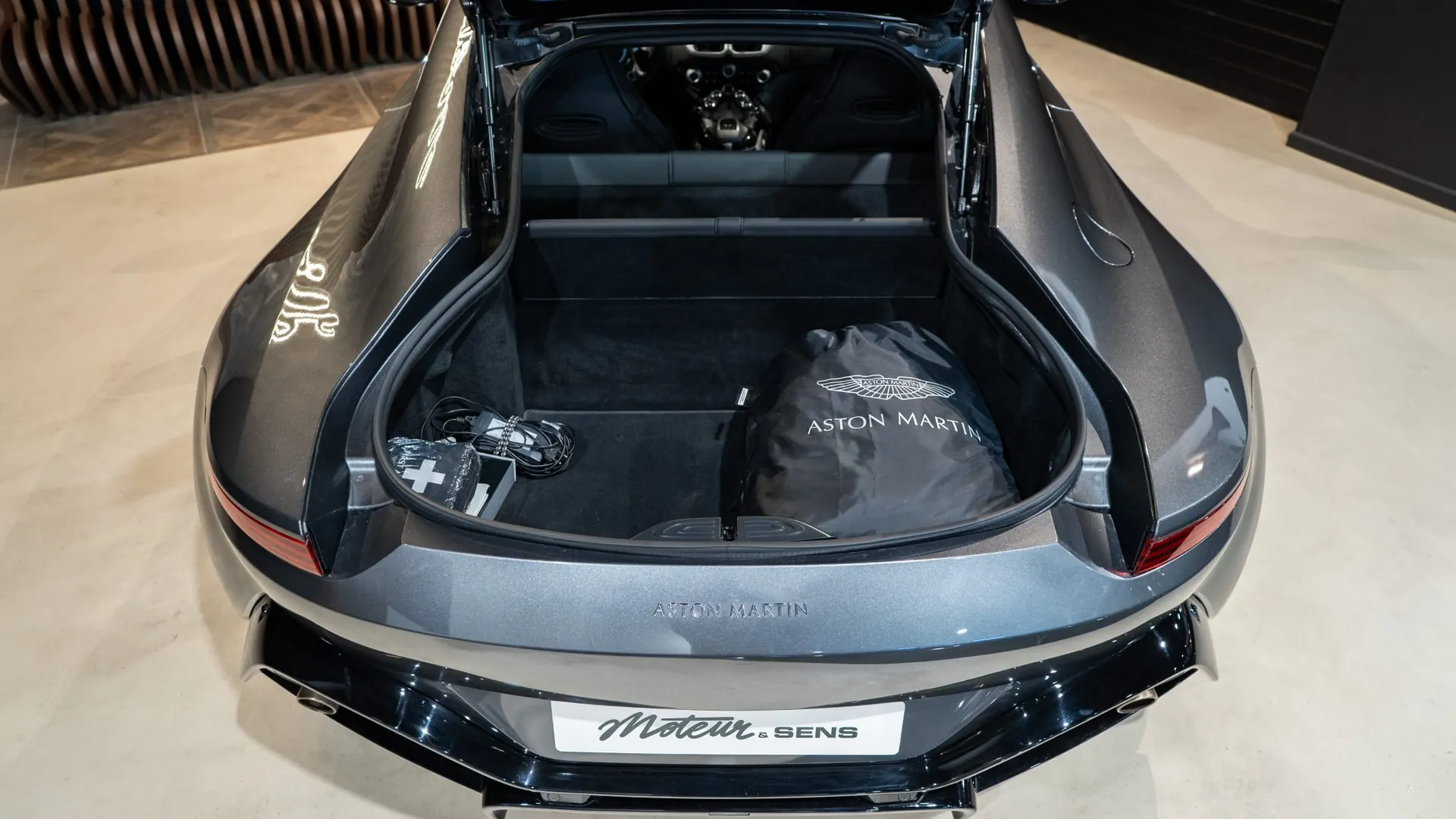Aston Martin V8 — photo 29