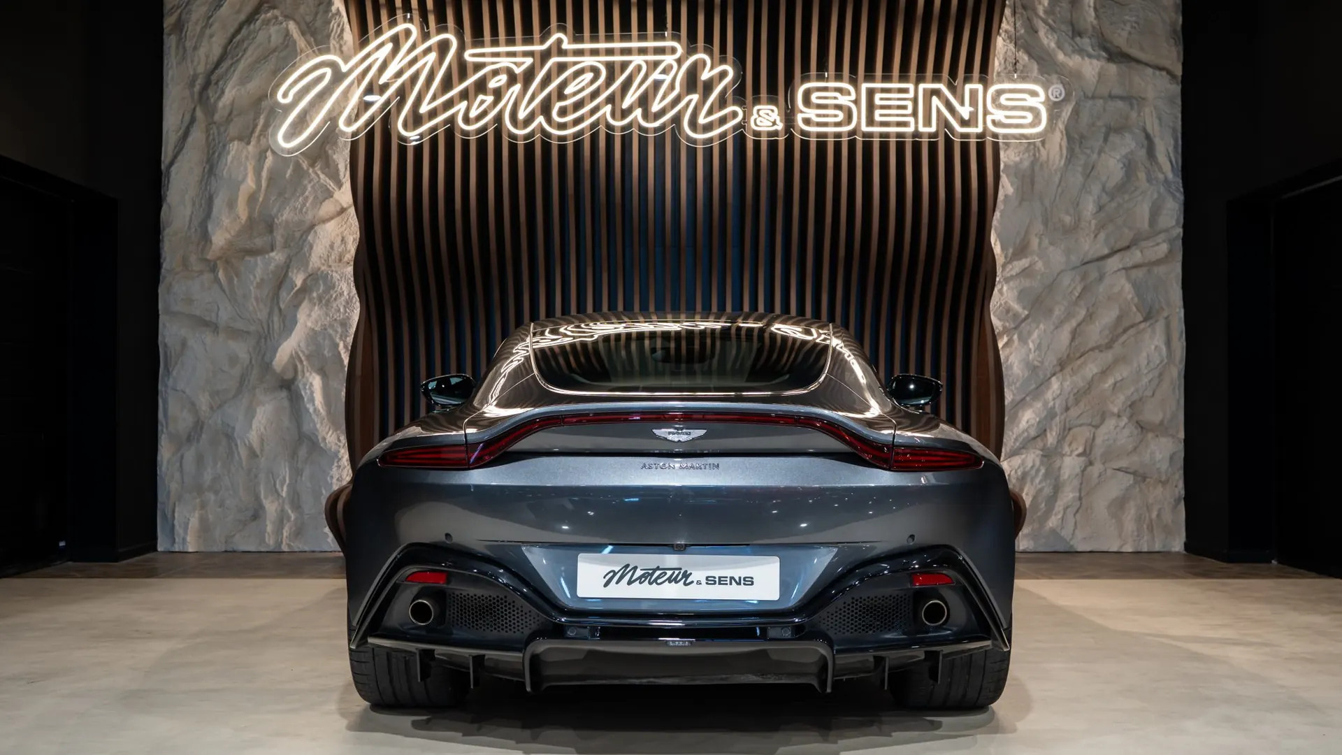 Aston Martin V8 — photo 4