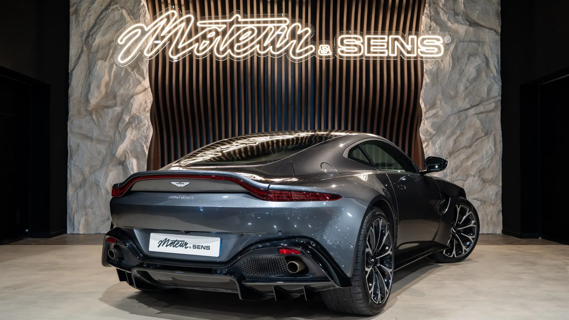 Aston Martin V8 — photo 2