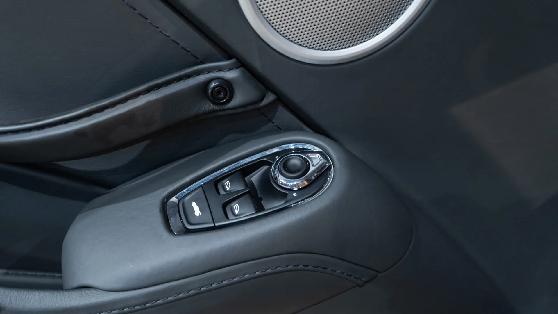 Aston Martin V8 — photo 13