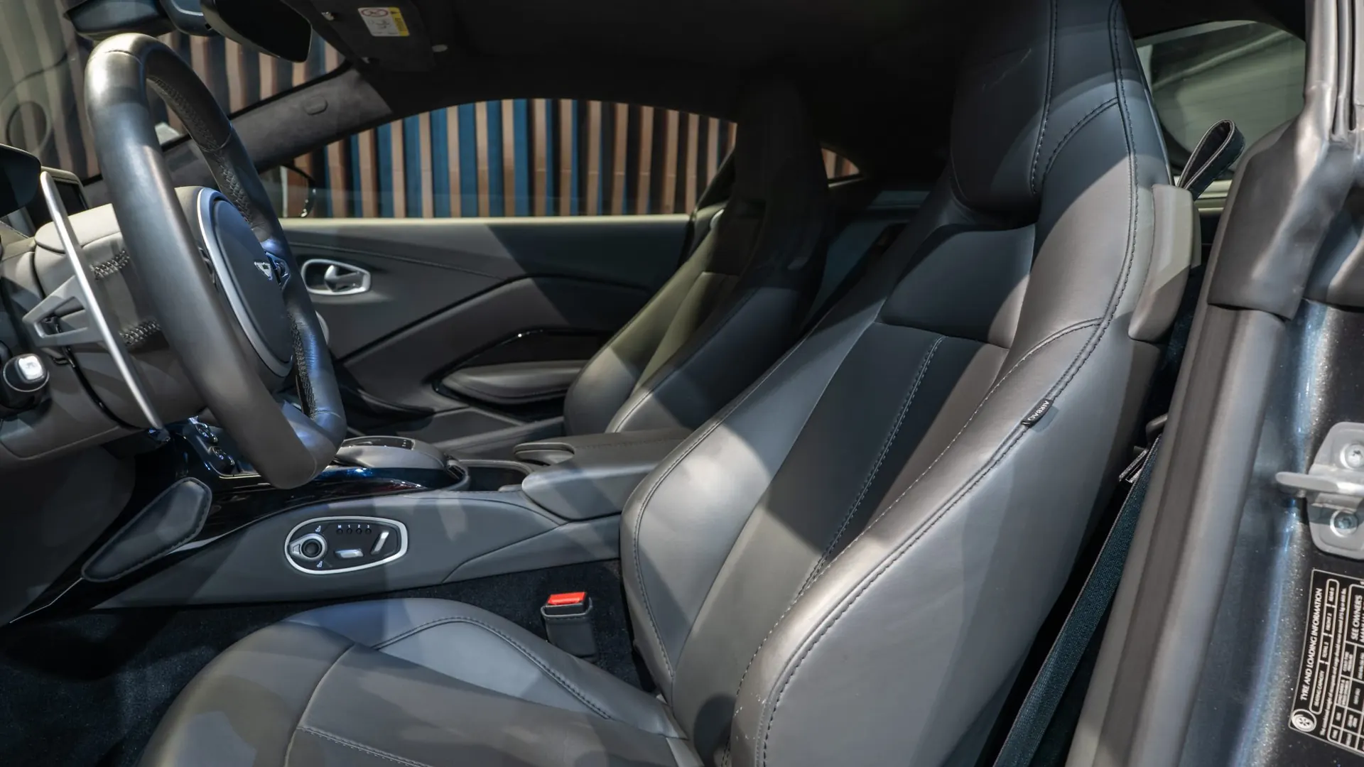 Aston Martin V8 — photo 6