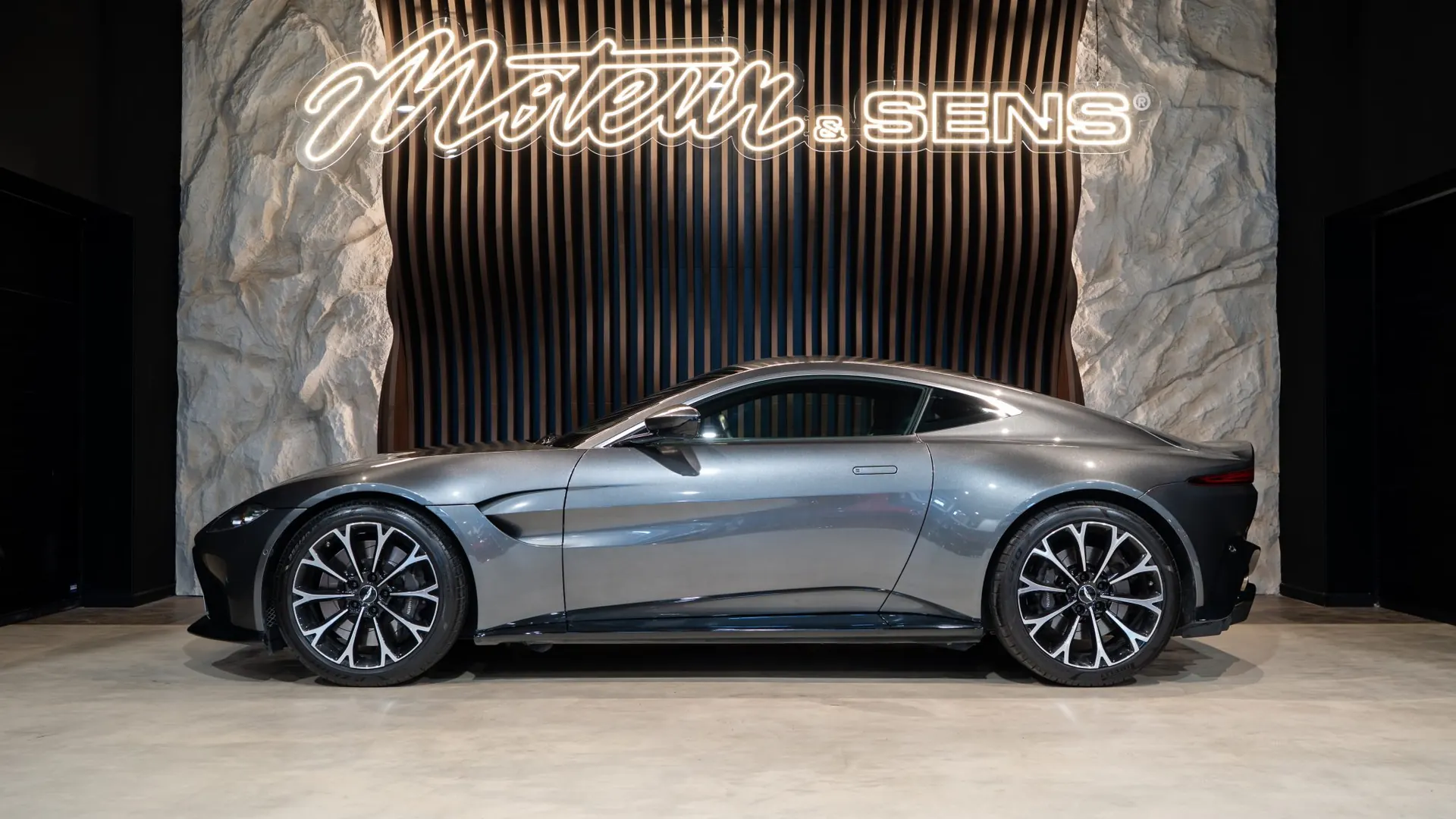 Aston Martin V8 — photo 5