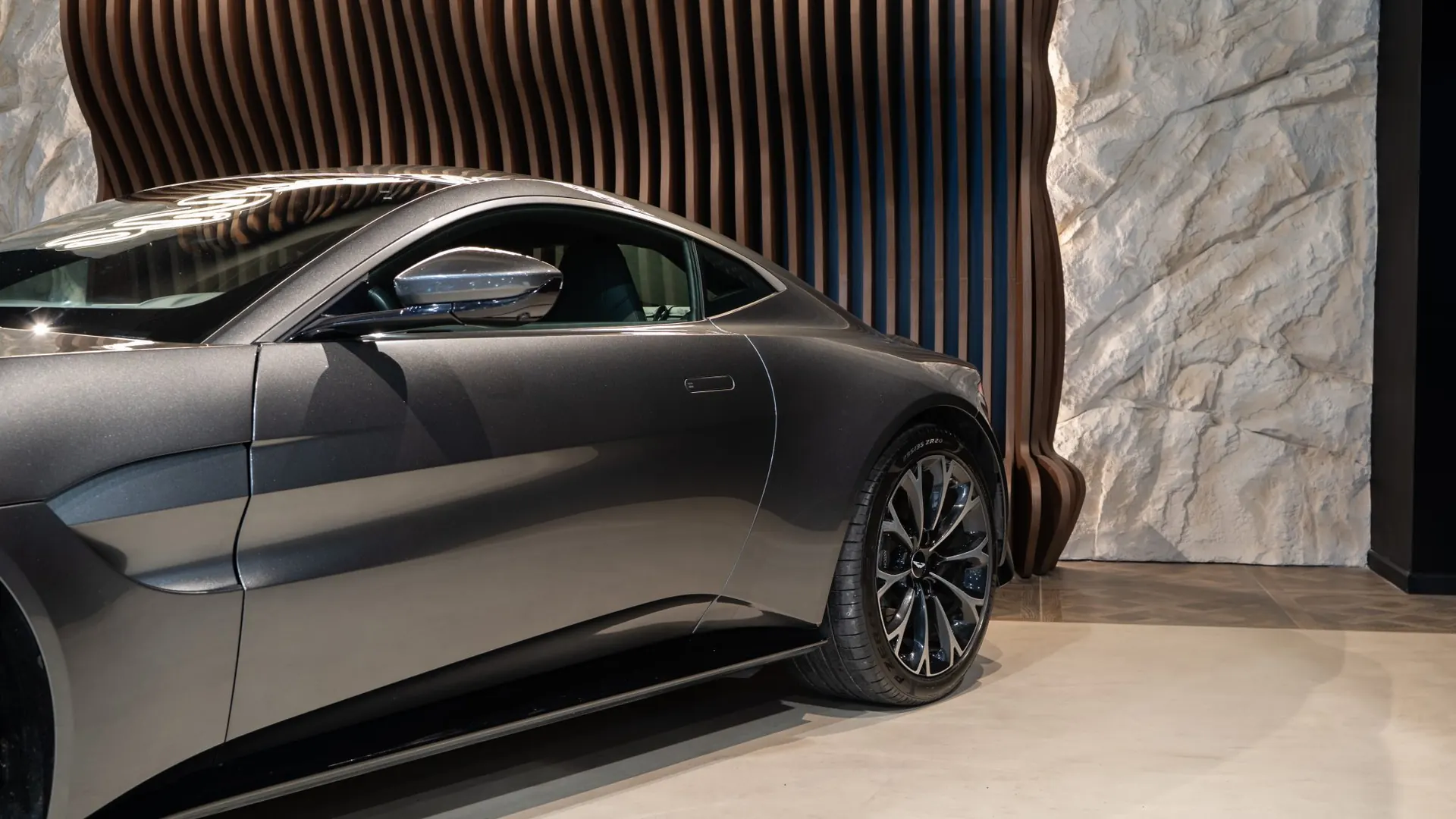 Aston Martin V8 — photo 30