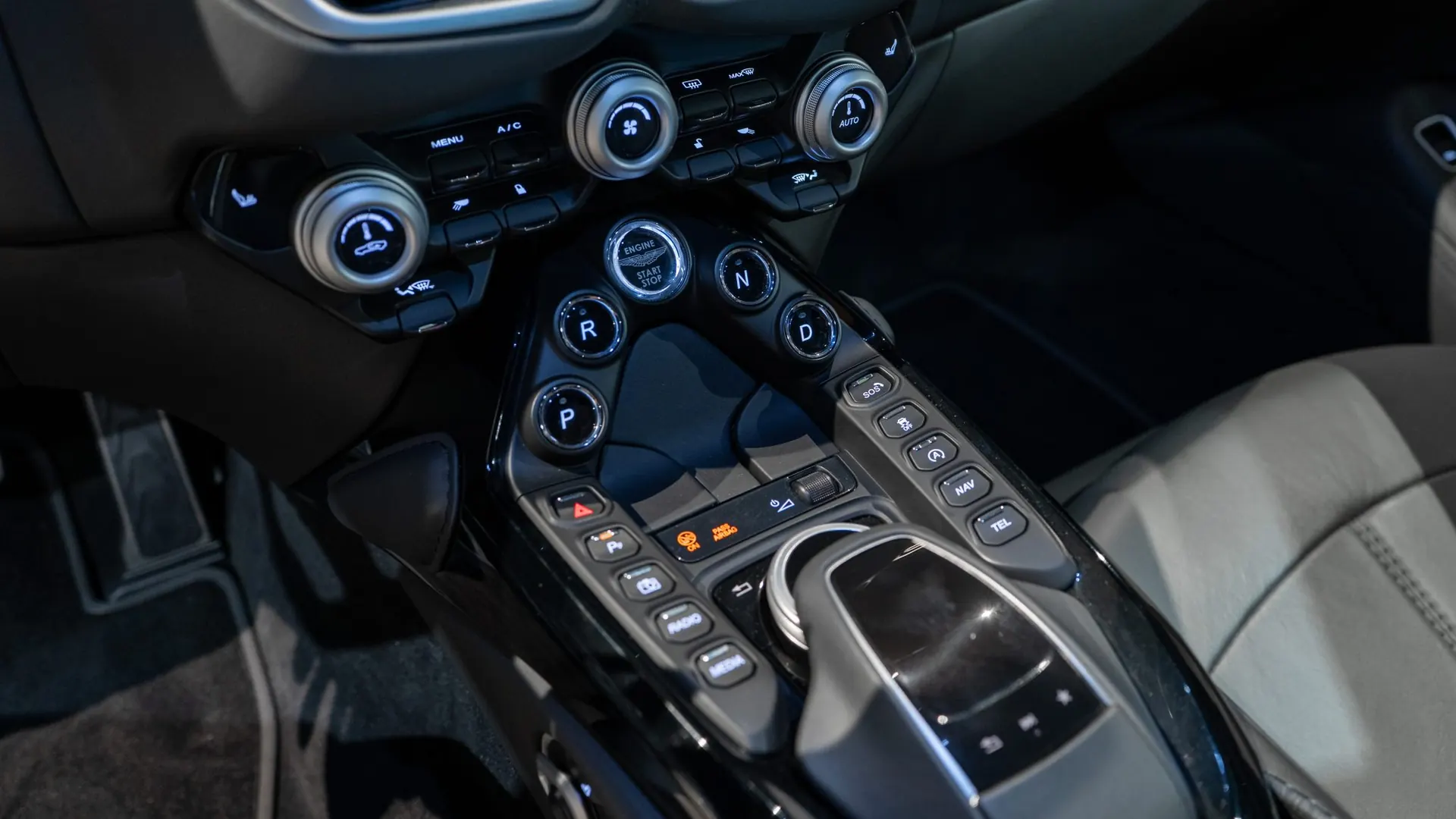 Aston Martin V8 — photo 18