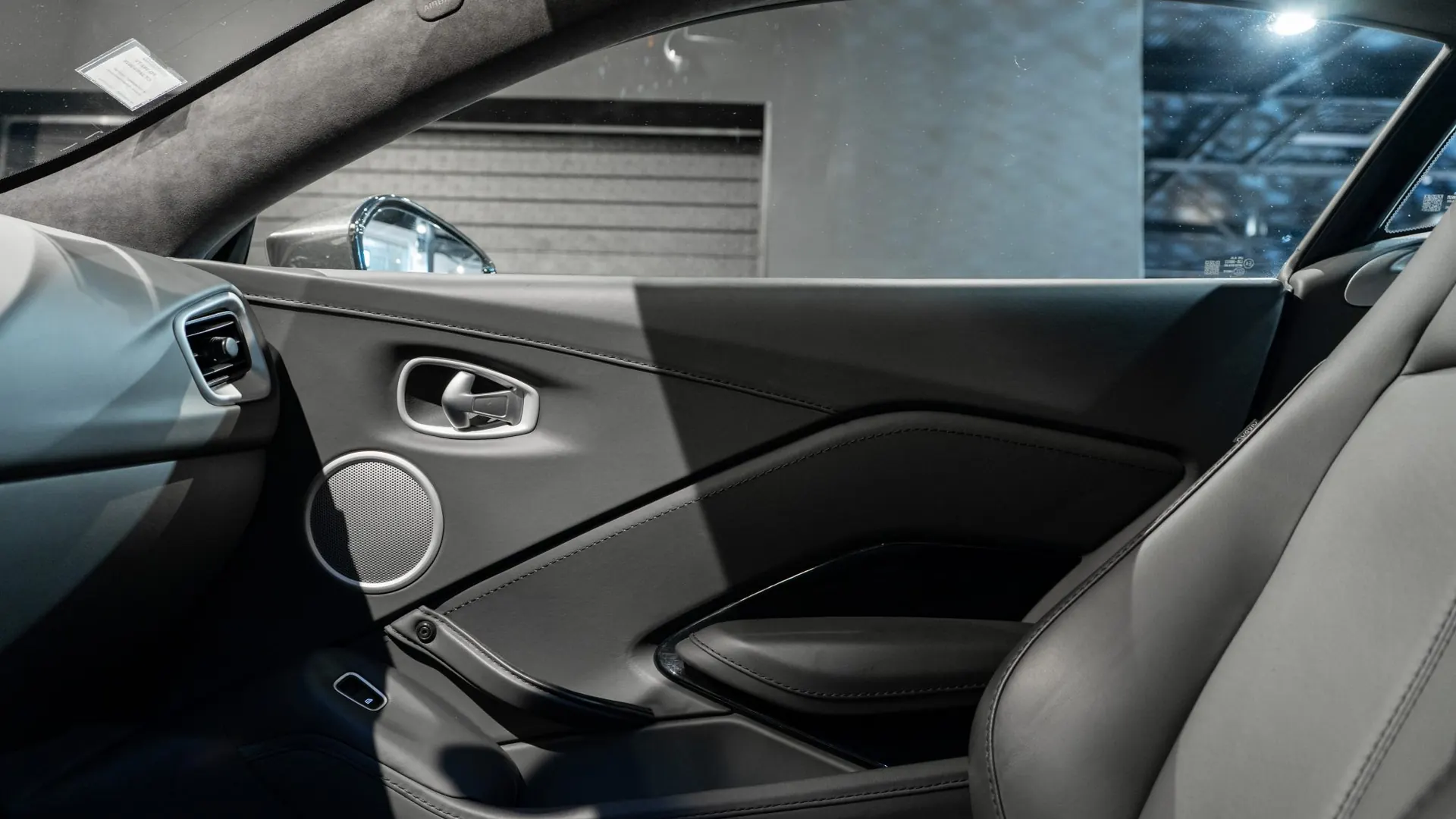 Aston Martin V8 — photo 16