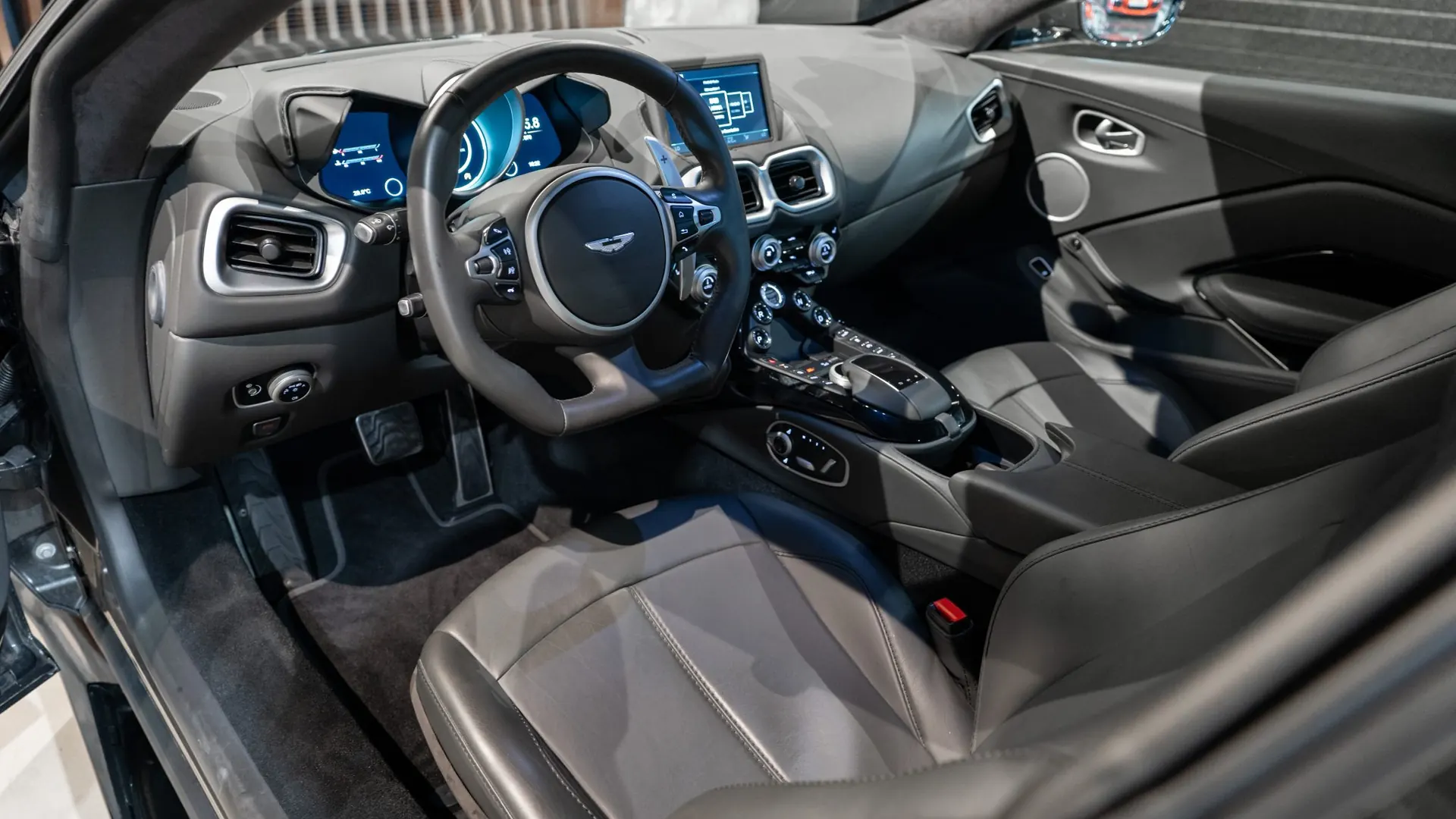 Aston Martin V8 — photo 12
