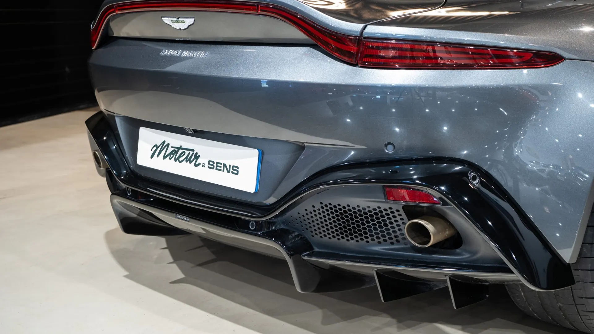 Aston Martin V8 — photo 36