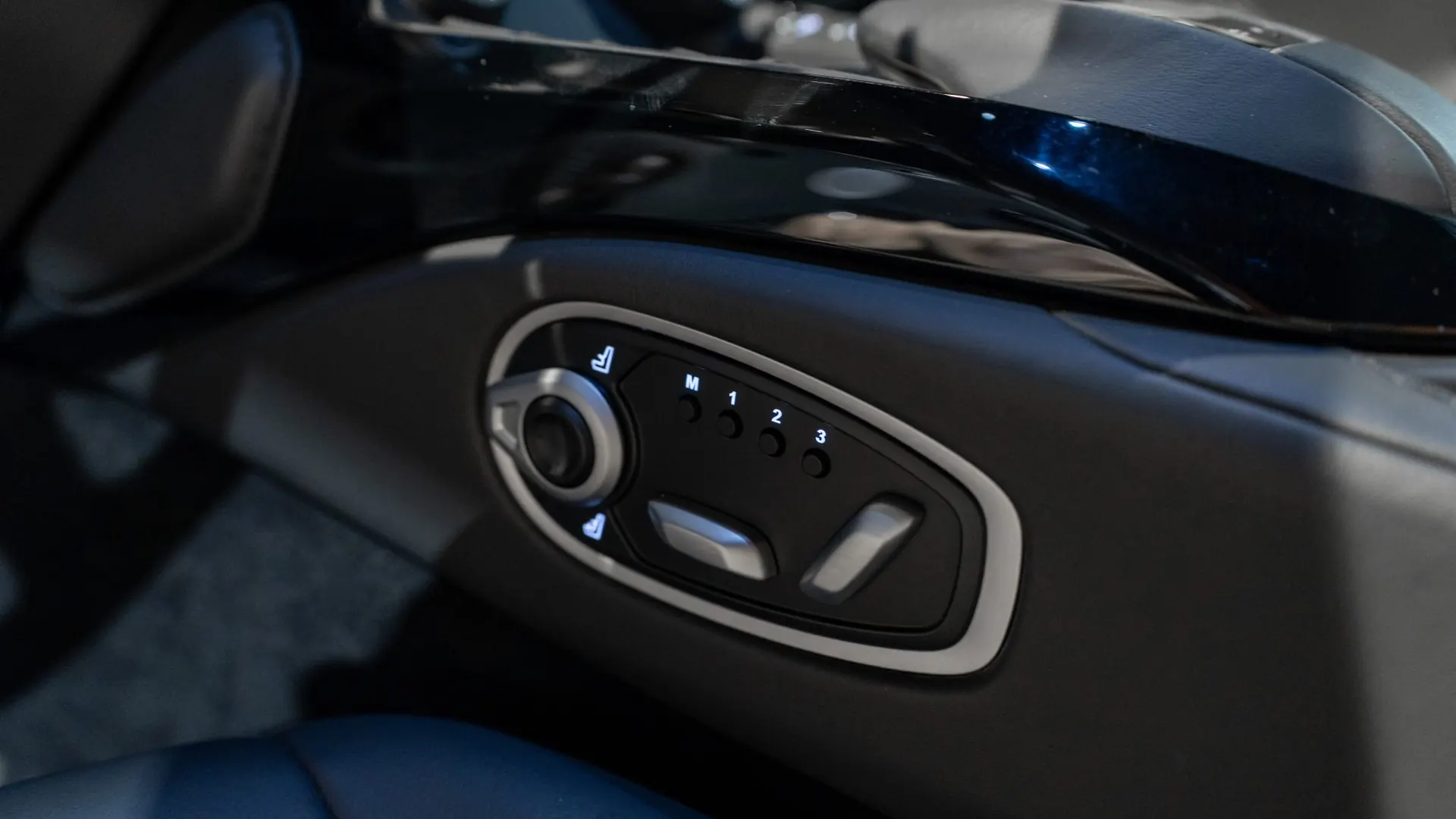 Aston Martin V8 — photo 17