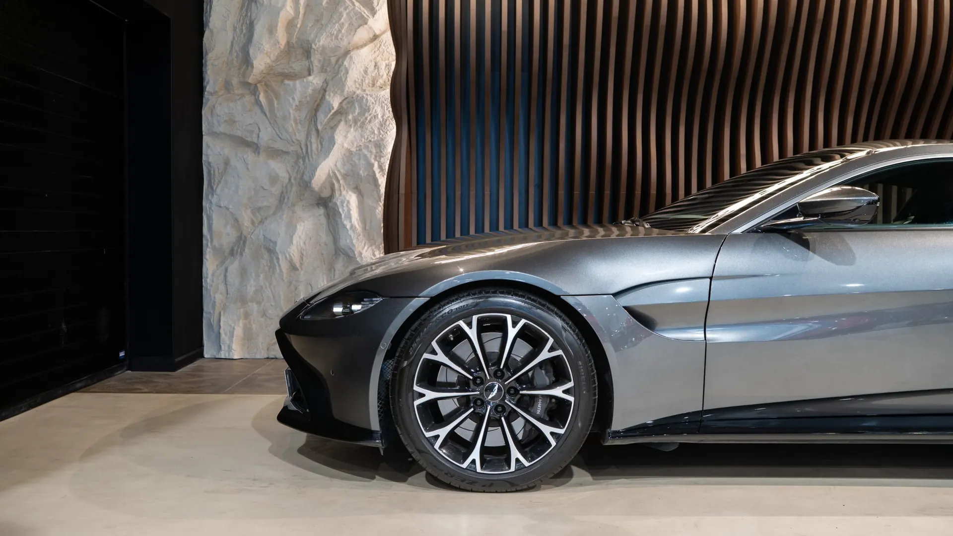 Aston Martin V8 — photo 27