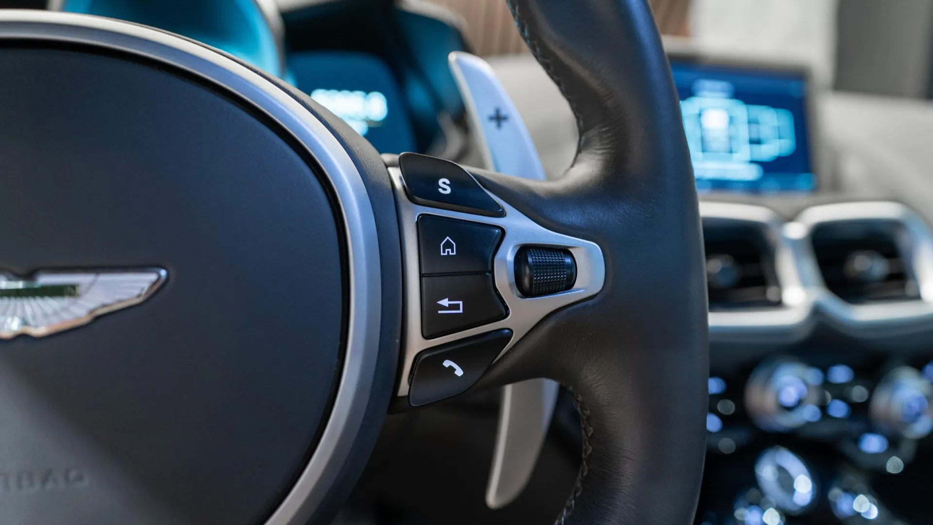 Aston Martin V8 — photo 15
