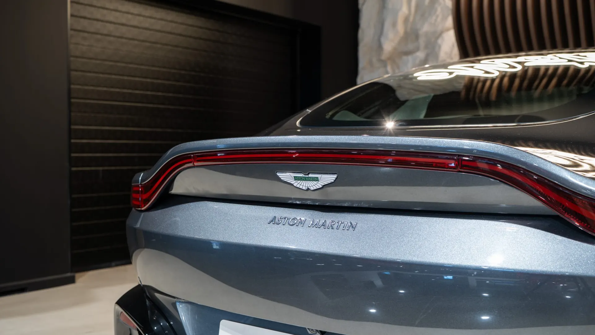 Aston Martin V8 — photo 34