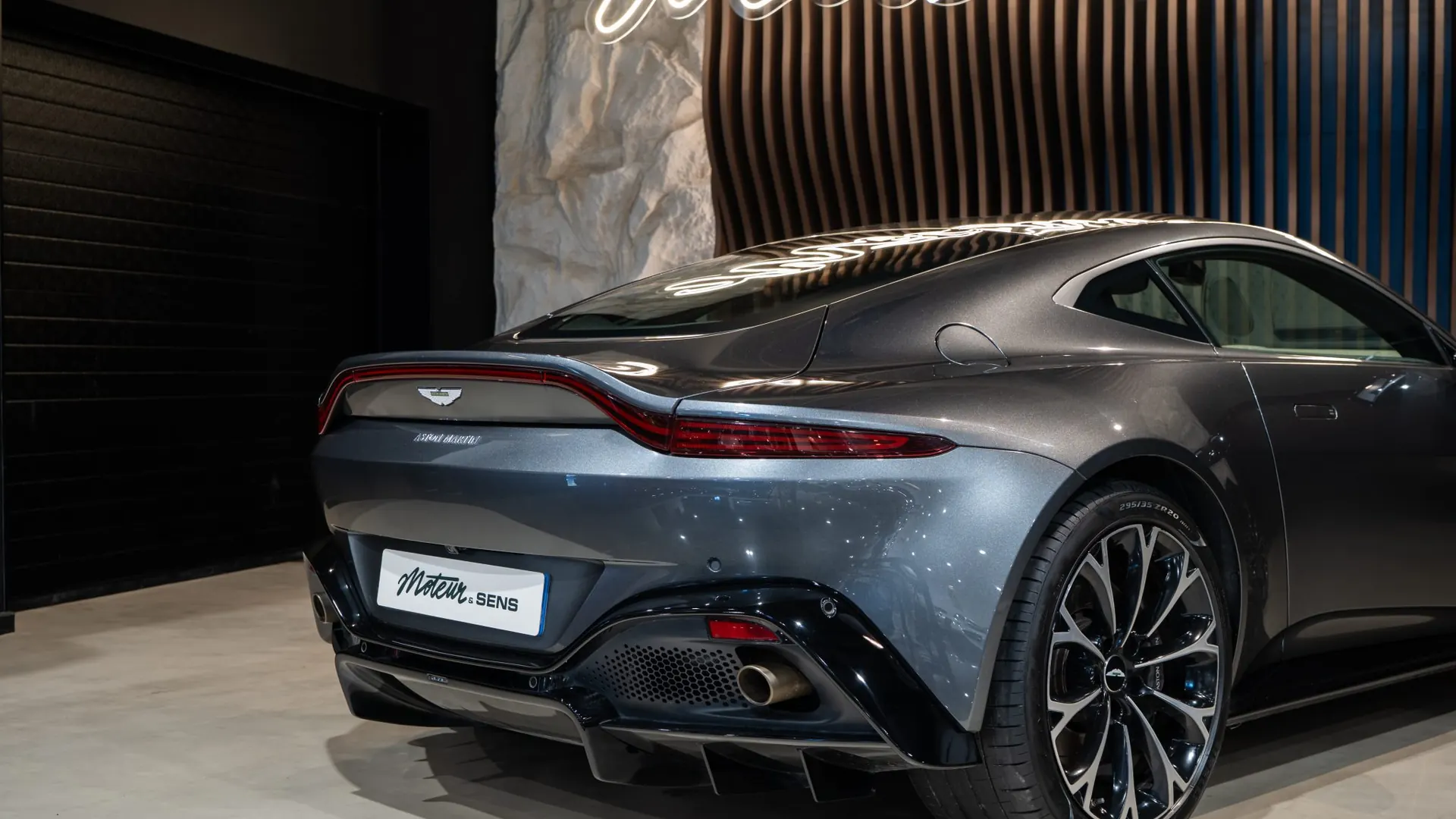 Aston Martin V8 — photo 35
