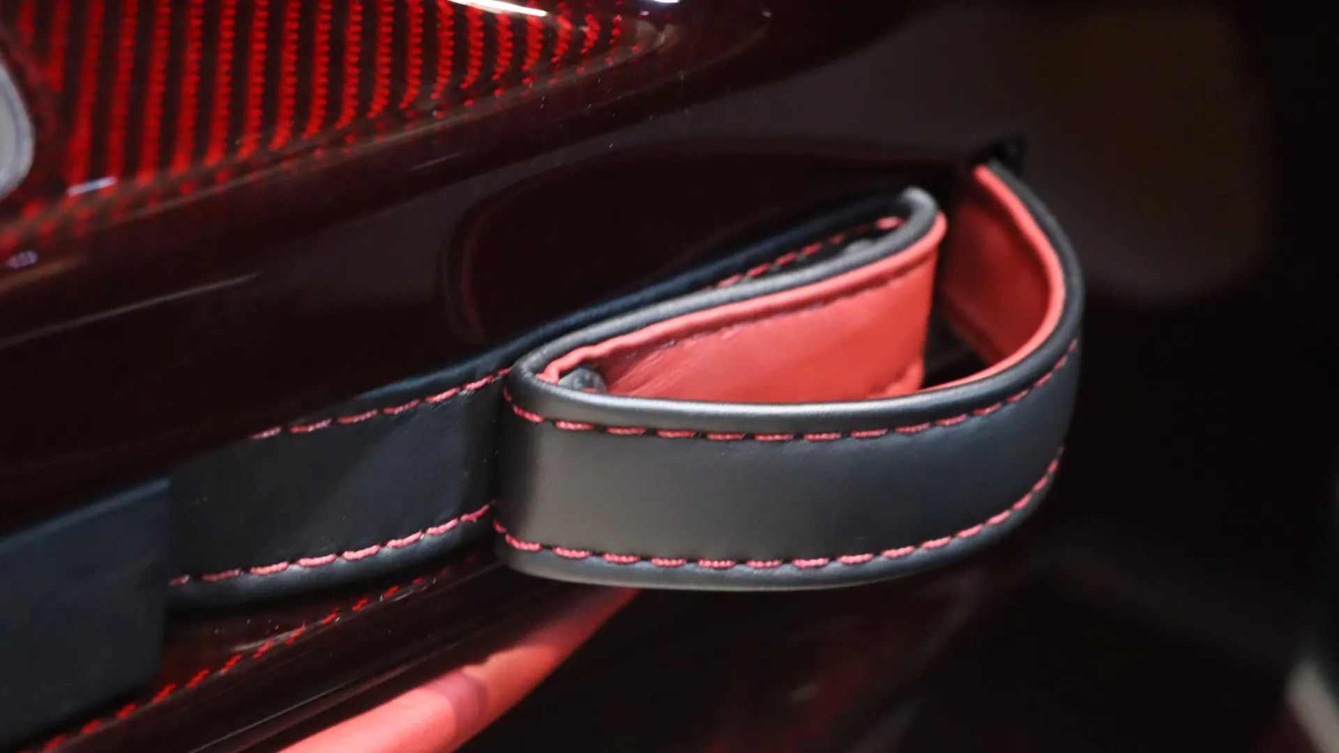 Aston Martin VANTAGE — photo 12
