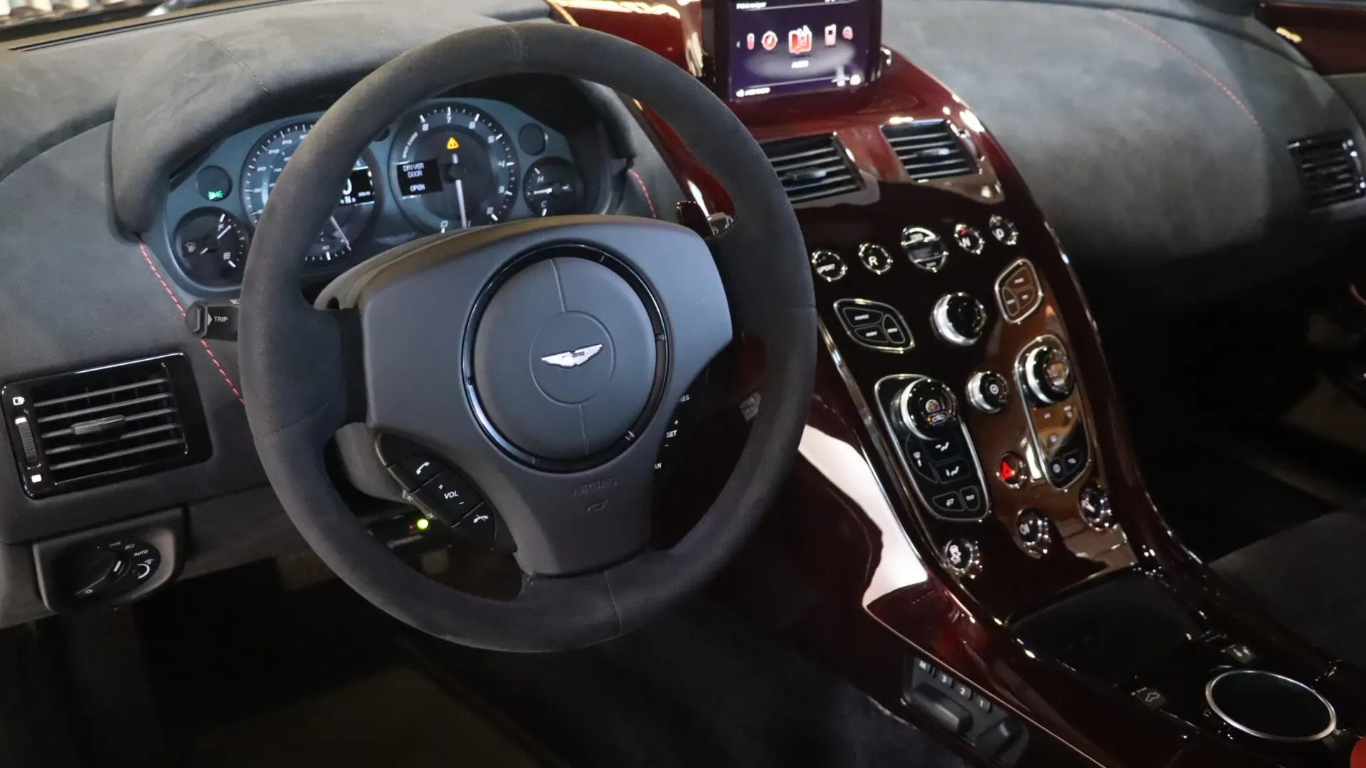 Aston Martin VANTAGE — photo 16