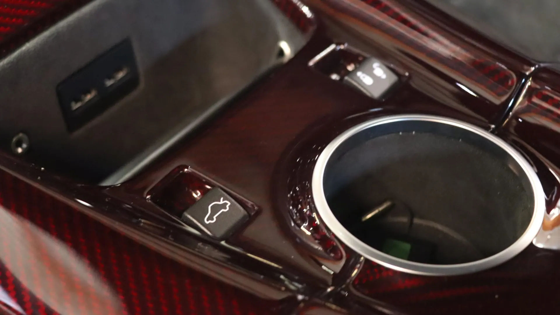 Aston Martin VANTAGE — photo 28