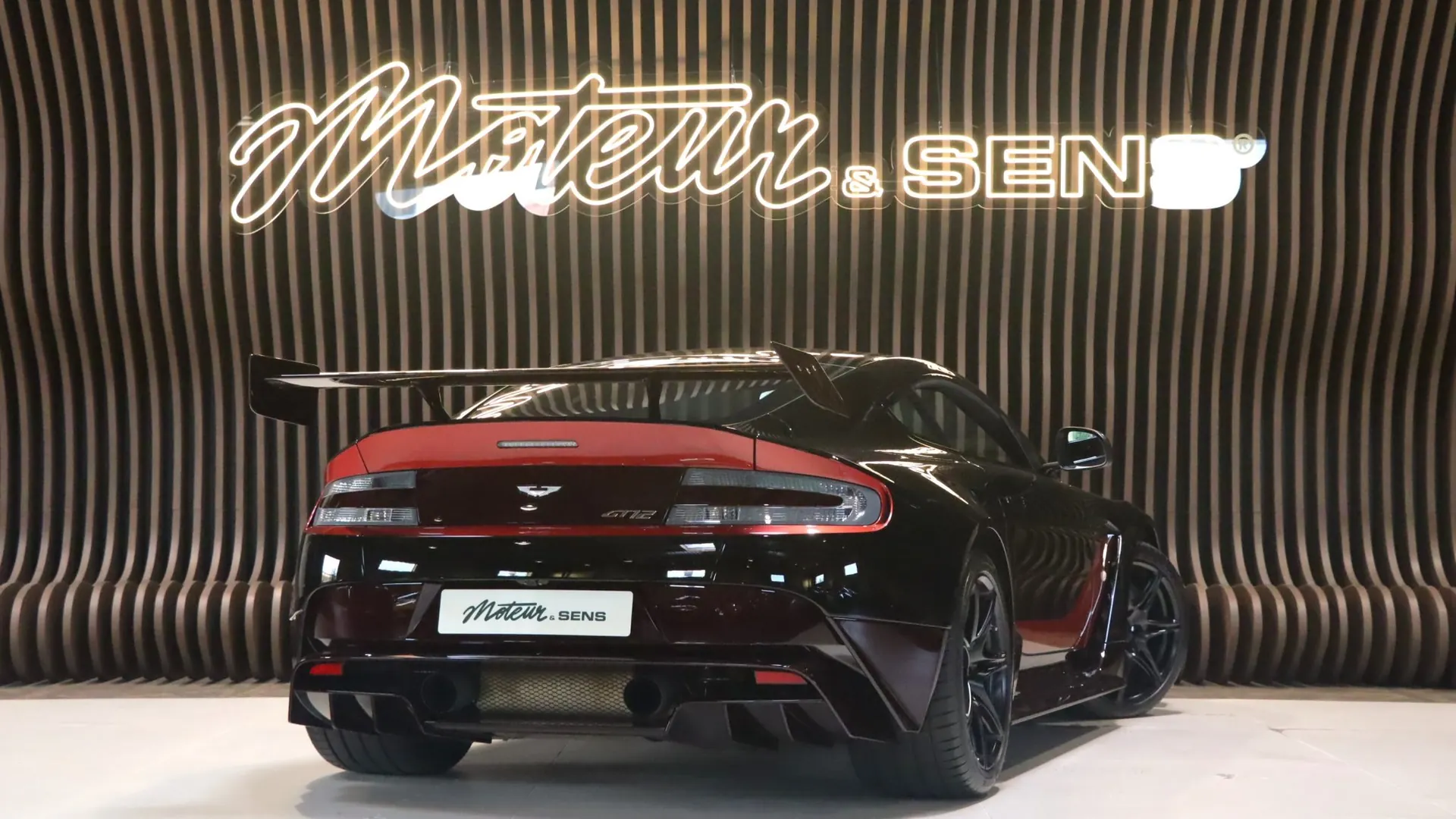 Aston Martin VANTAGE — photo 2