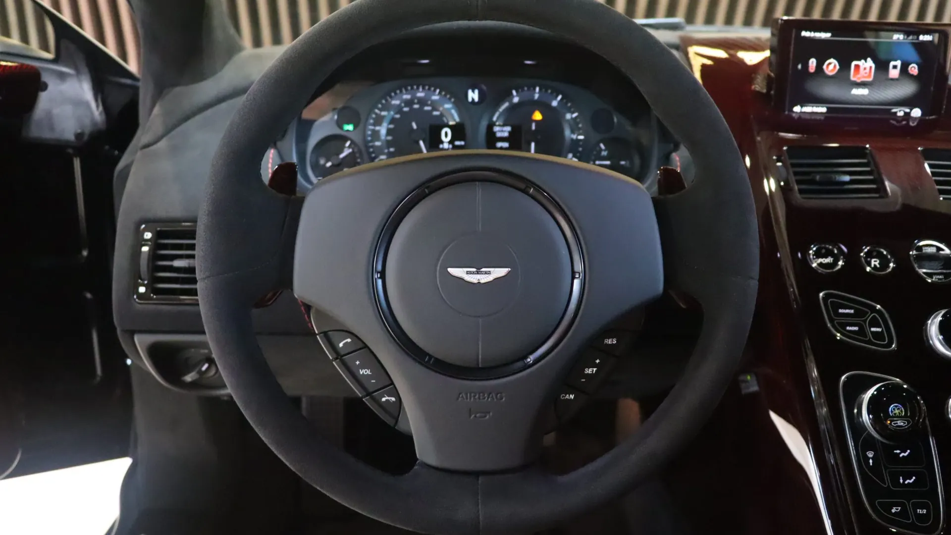 Aston Martin VANTAGE — photo 9