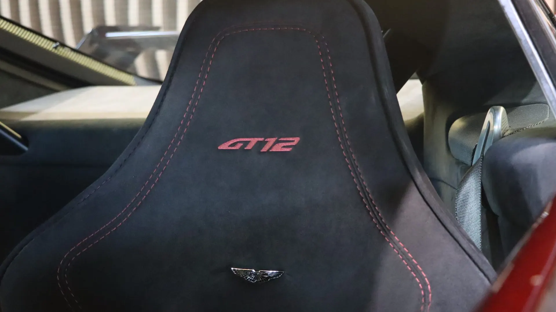 Aston Martin VANTAGE — photo 30