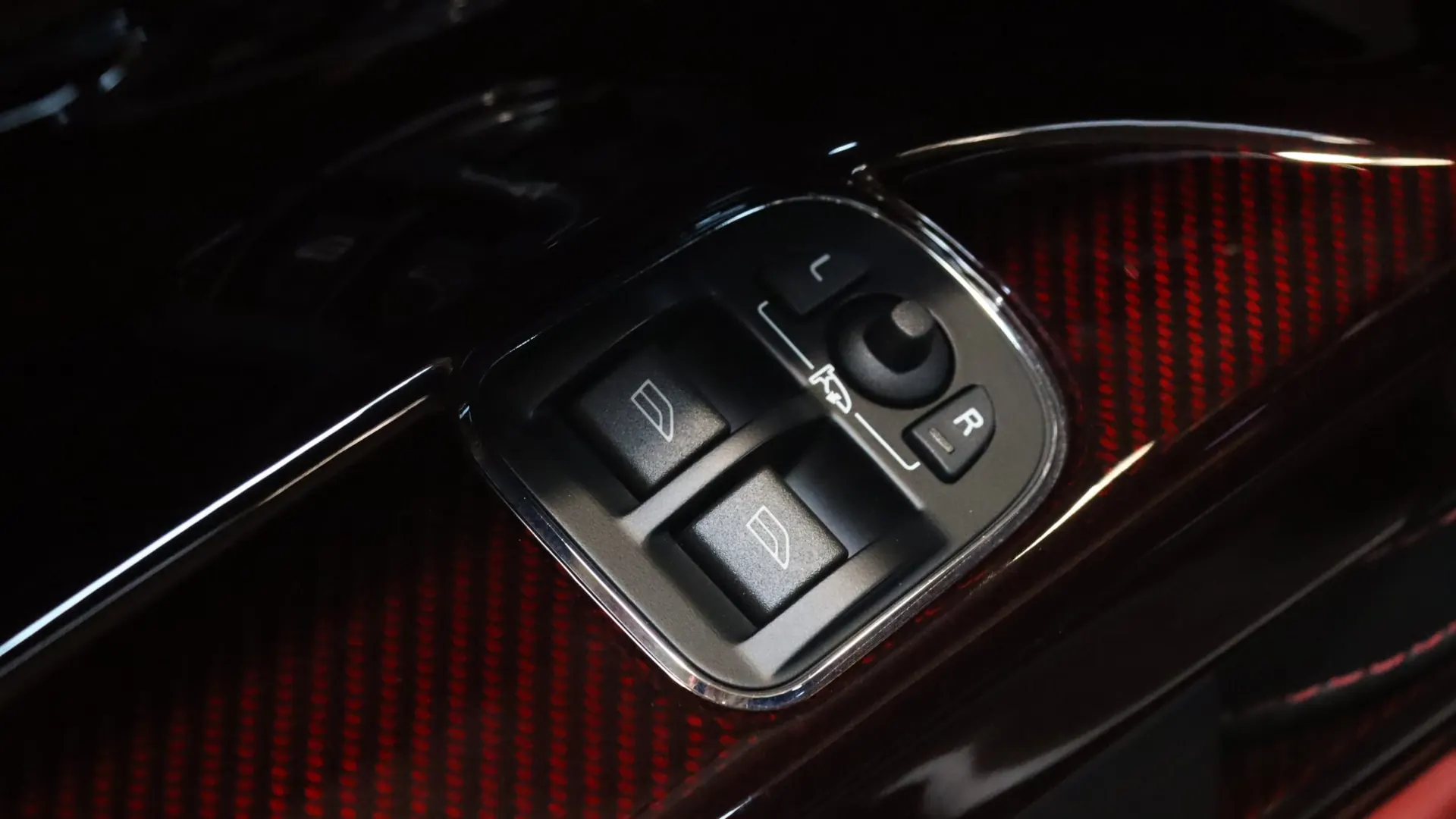 Aston Martin VANTAGE — photo 11