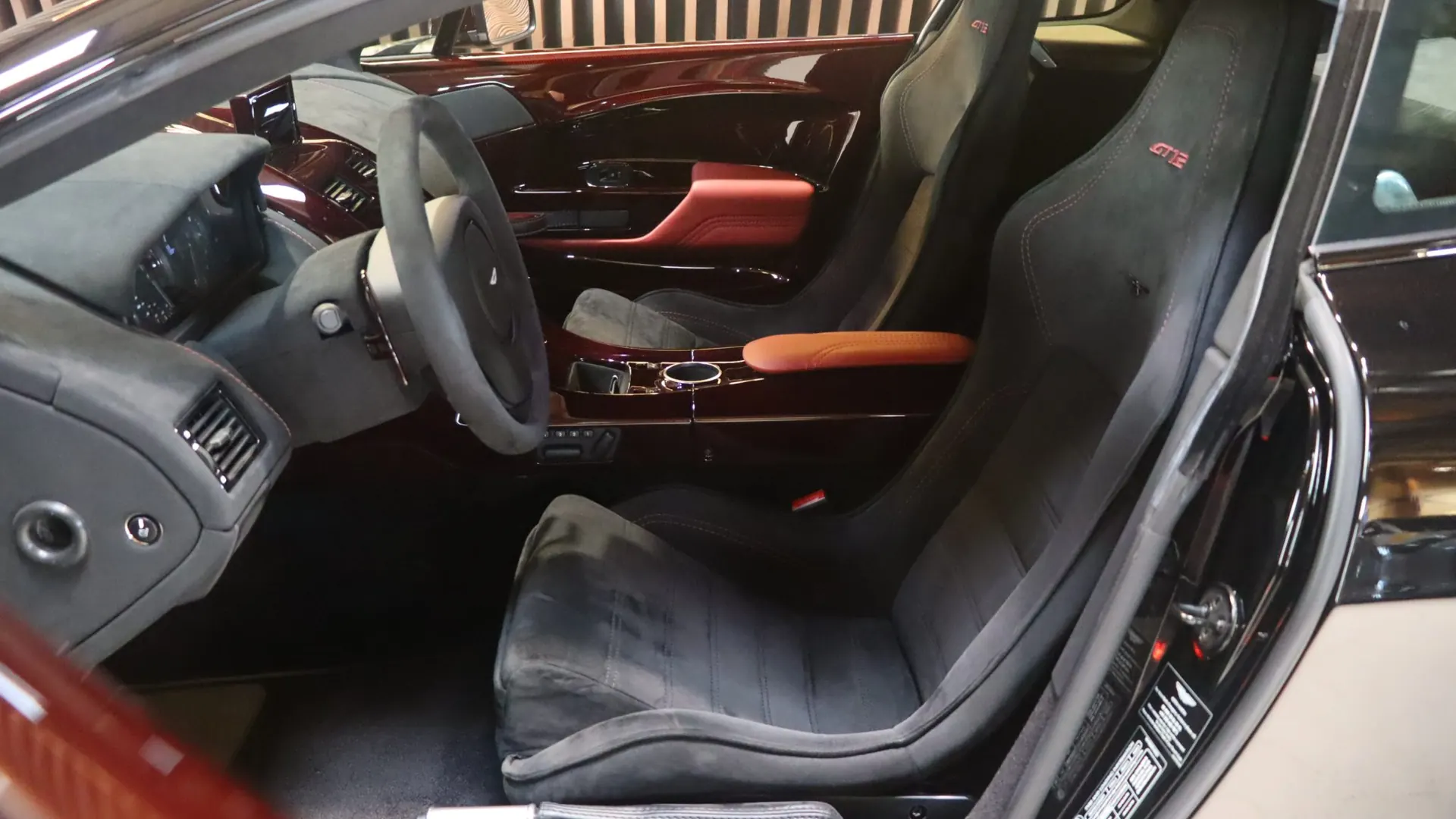 Aston Martin VANTAGE — photo 7