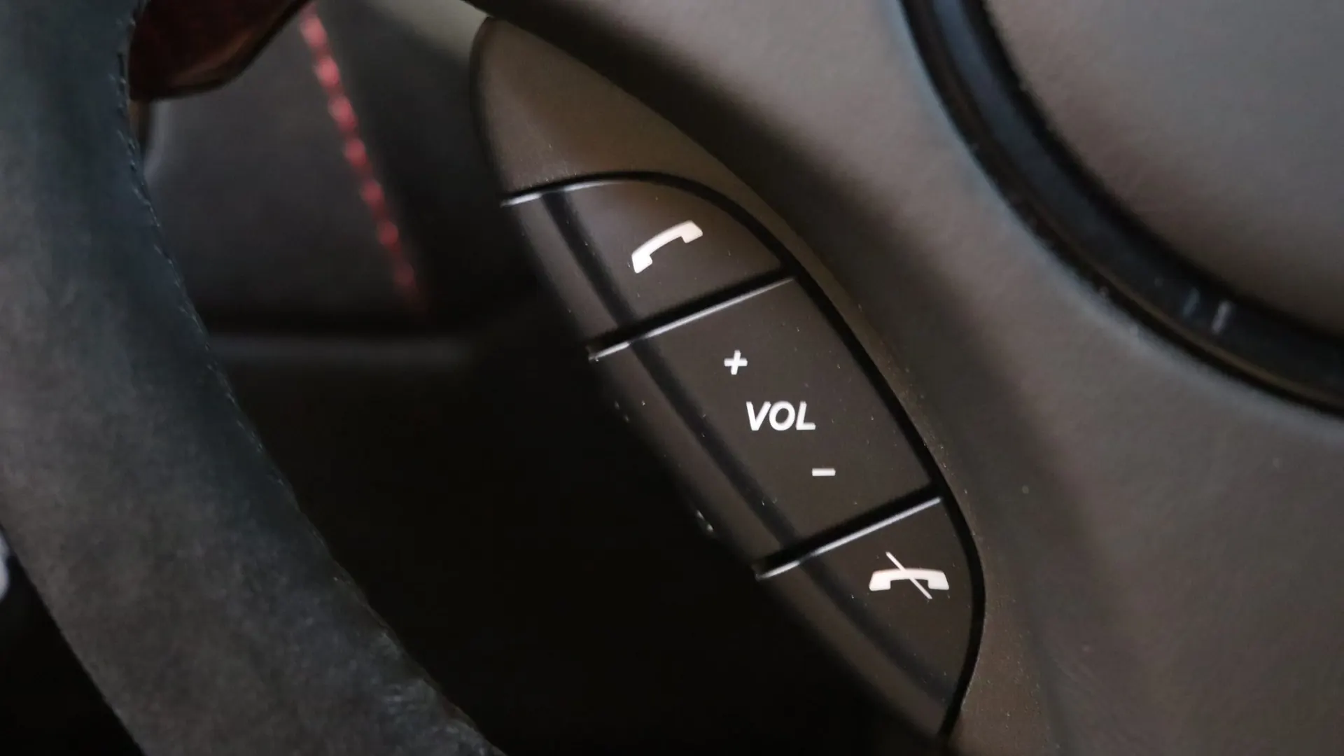 Aston Martin VANTAGE — photo 18