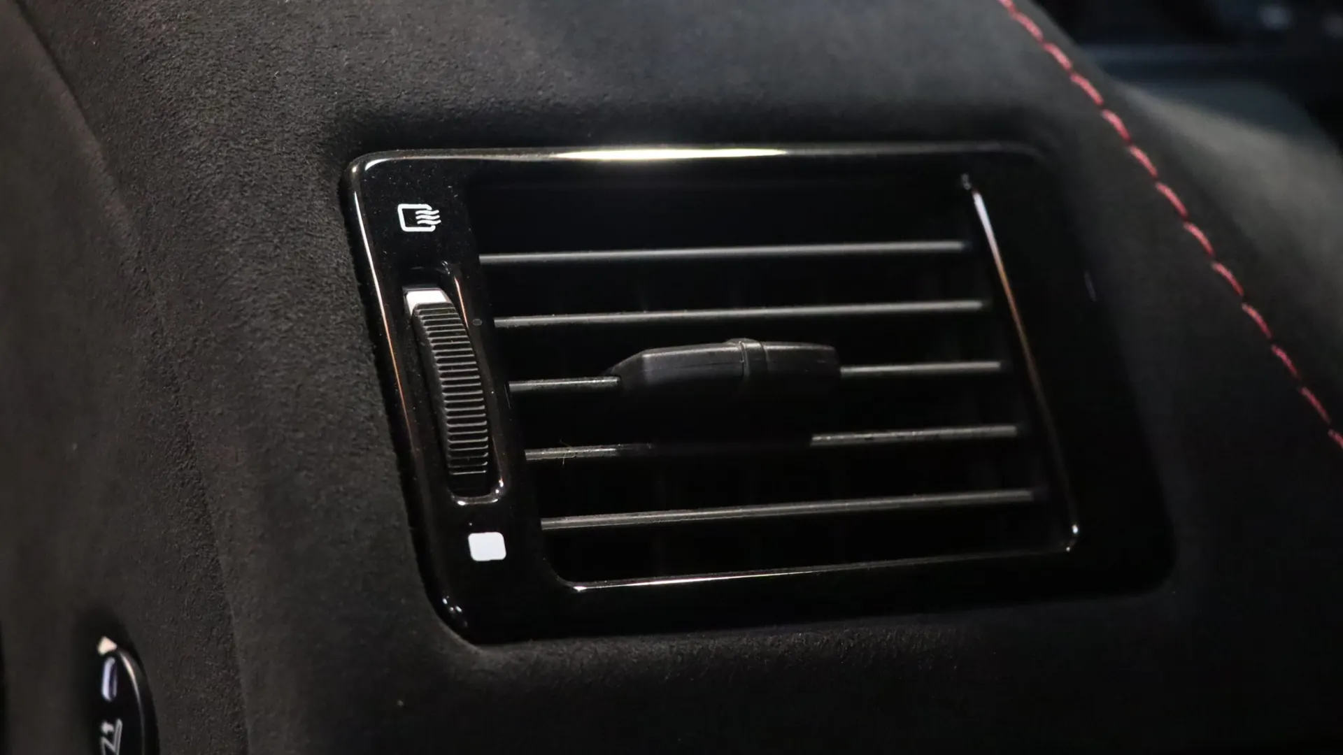 Aston Martin VANTAGE — photo 17