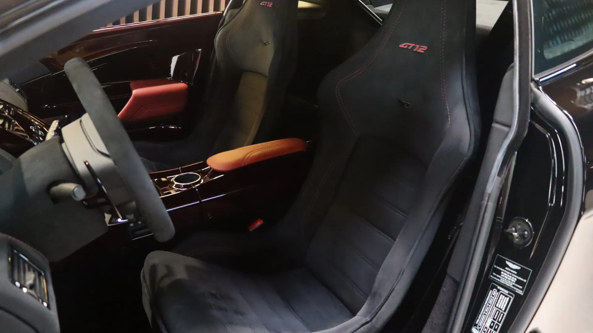 Aston Martin VANTAGE — photo 6