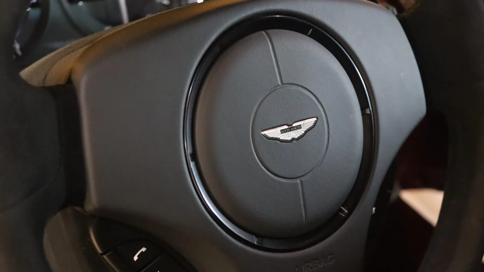 Aston Martin VANTAGE — photo 22
