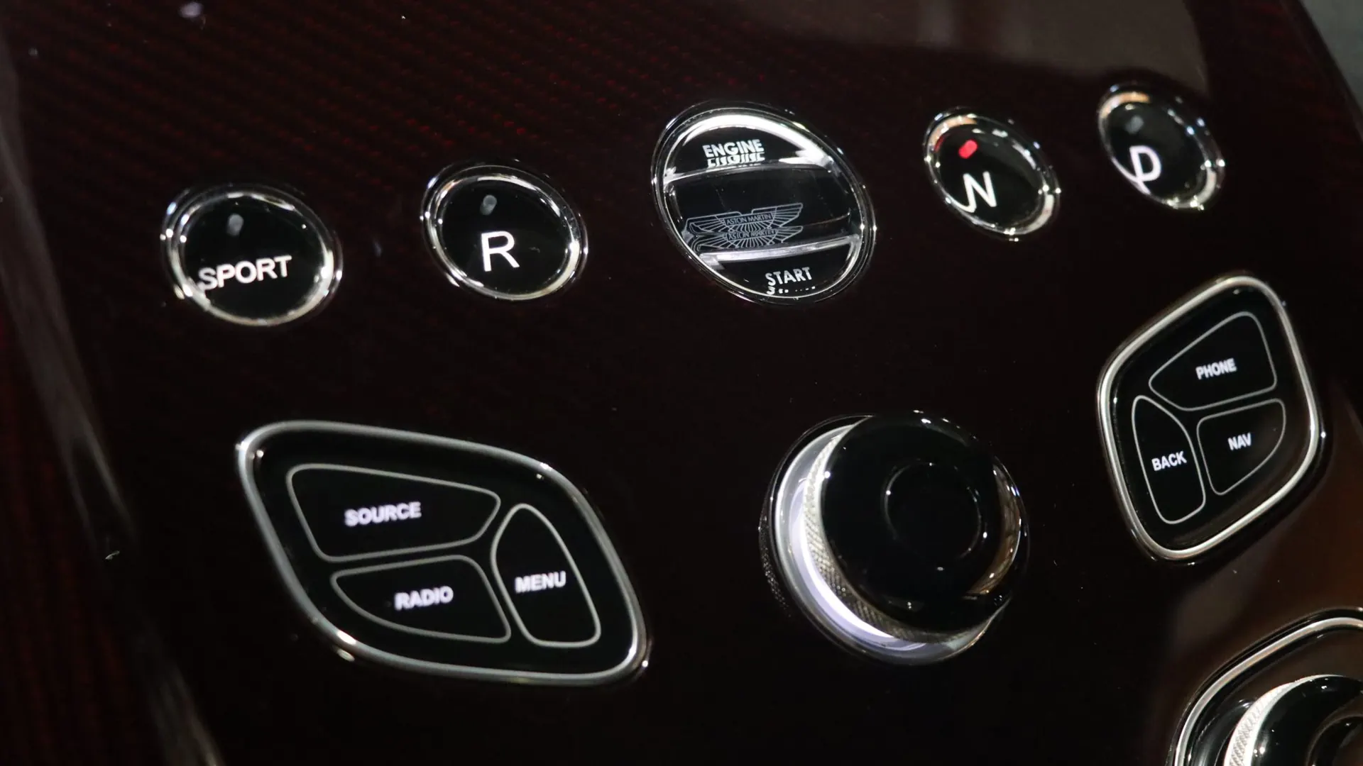 Aston Martin VANTAGE — photo 26