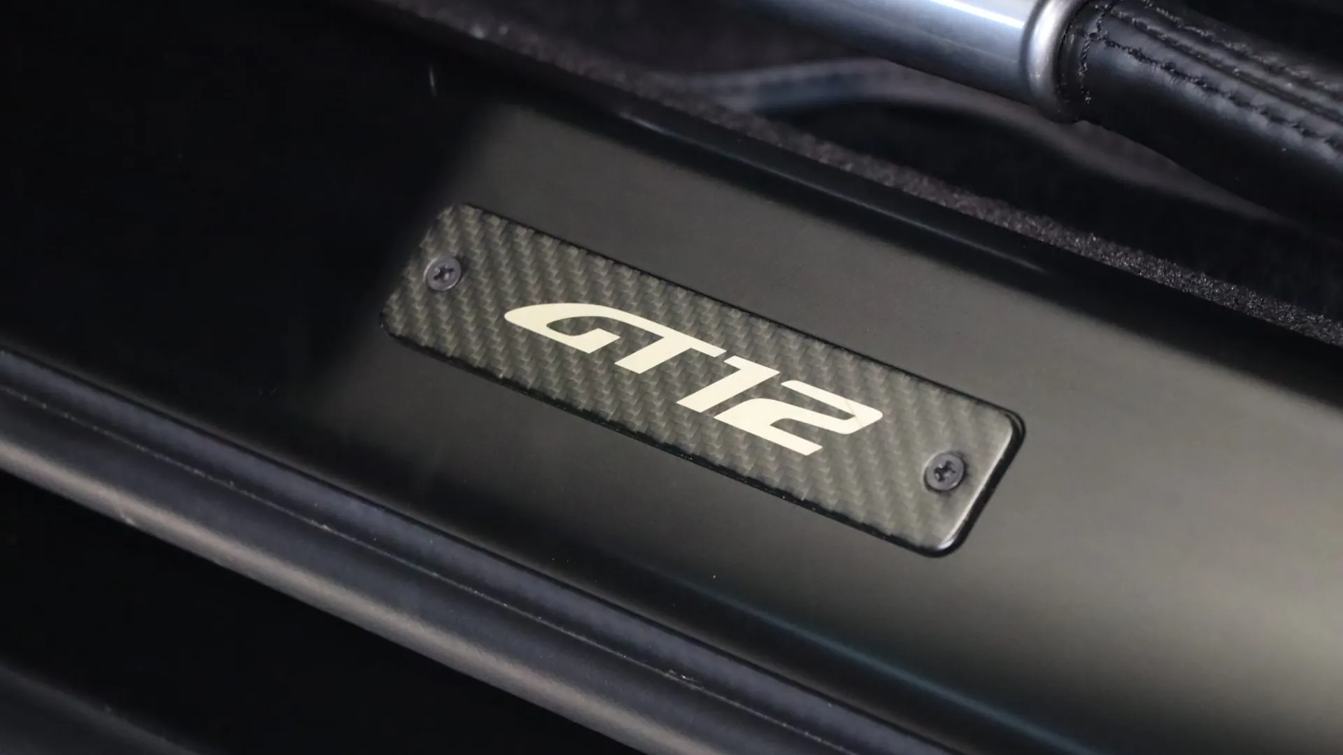 Aston Martin VANTAGE — photo 13