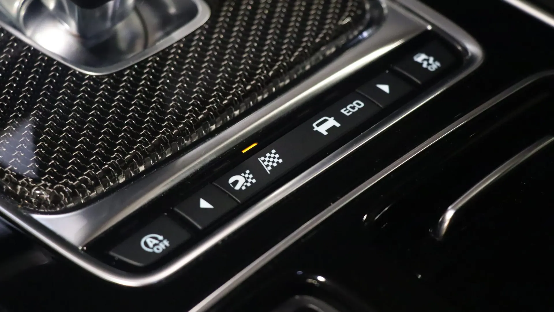 Jaguar XE — photo 29