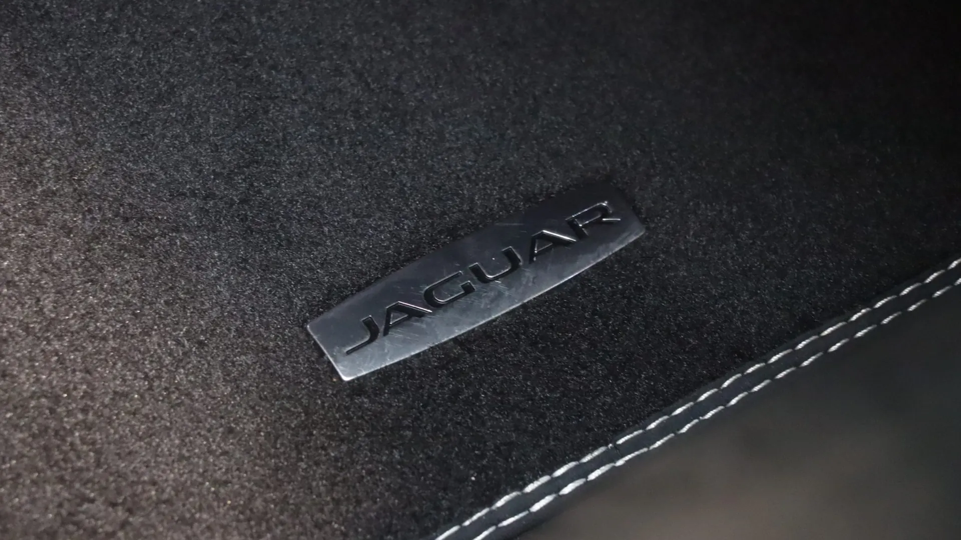 Jaguar XE — photo 34