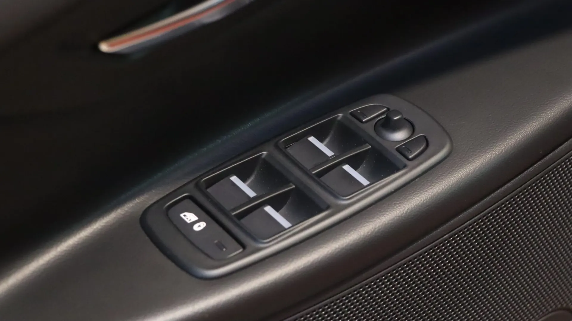 Jaguar XE — photo 12