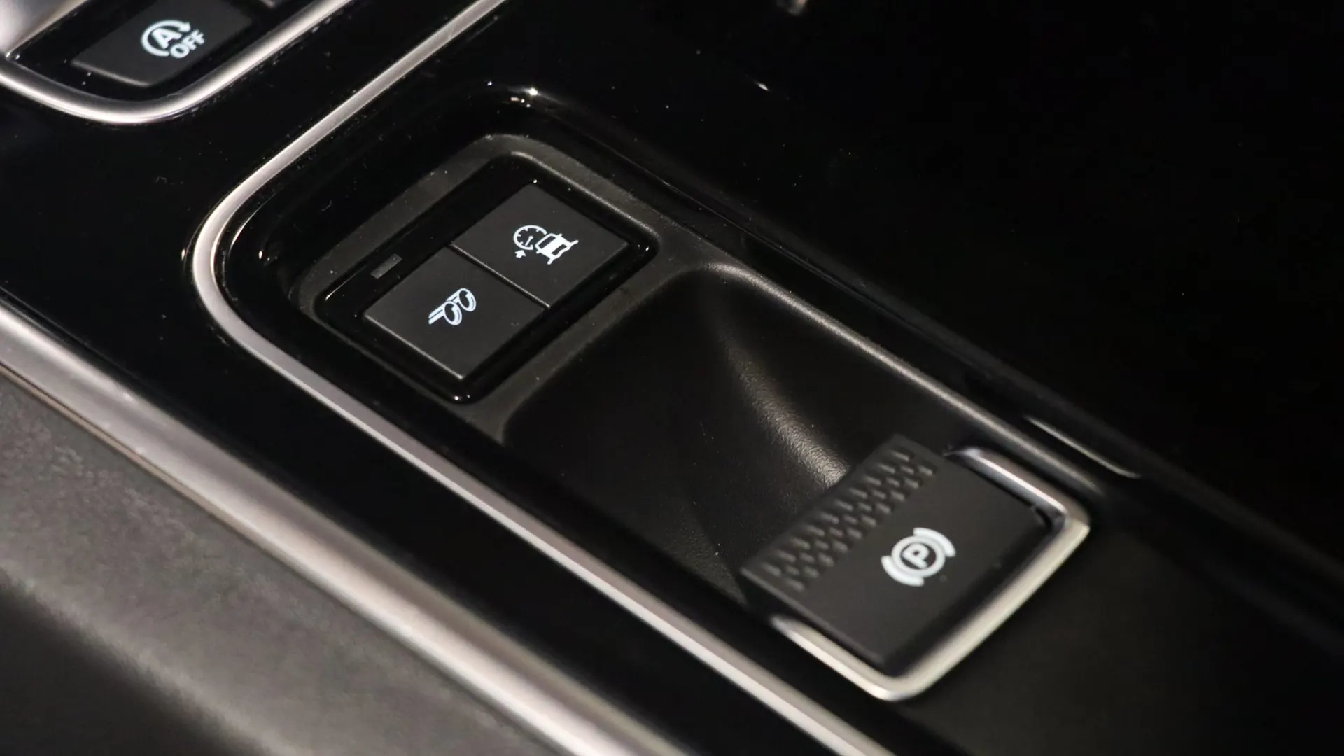 Jaguar XE — photo 30