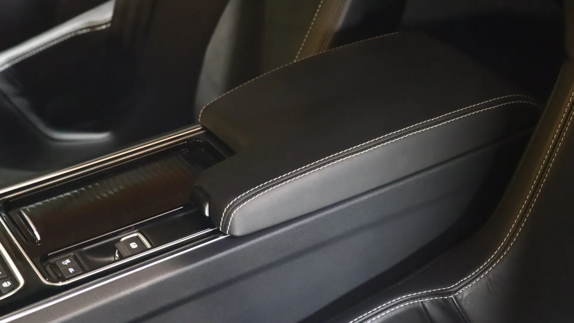 Jaguar XE — photo 31