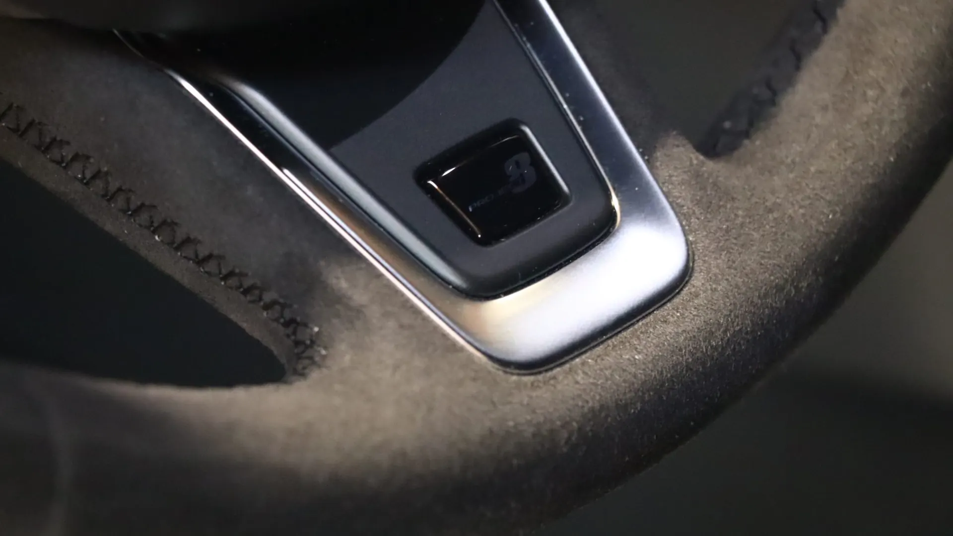 Jaguar XE — photo 19
