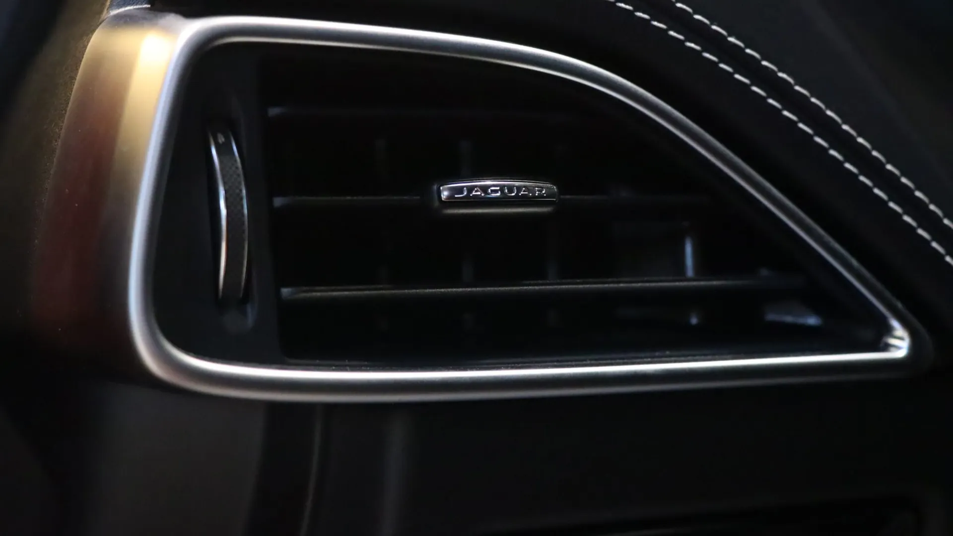 Jaguar XE — photo 15