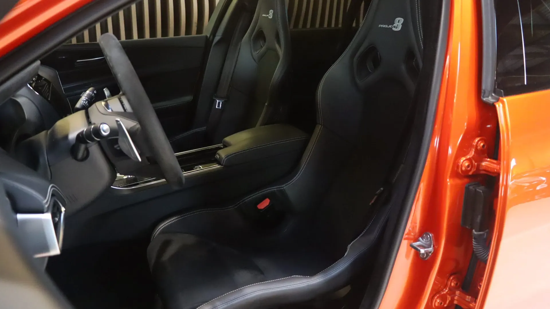 Jaguar XE — photo 6