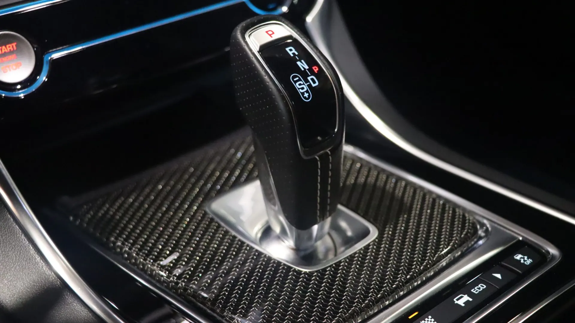 Jaguar XE — photo 28
