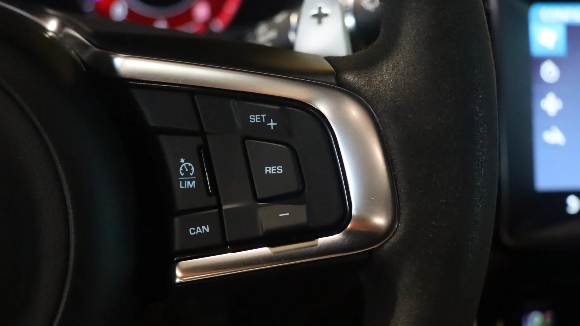 Jaguar XE — photo 17