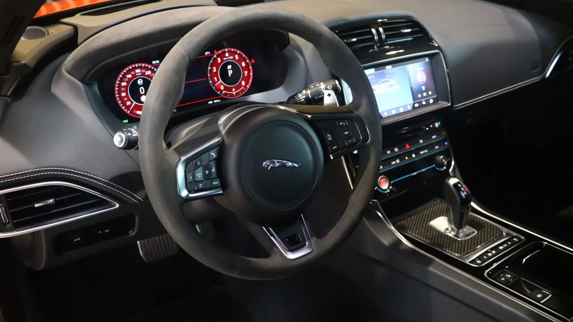 Jaguar XE — photo 14