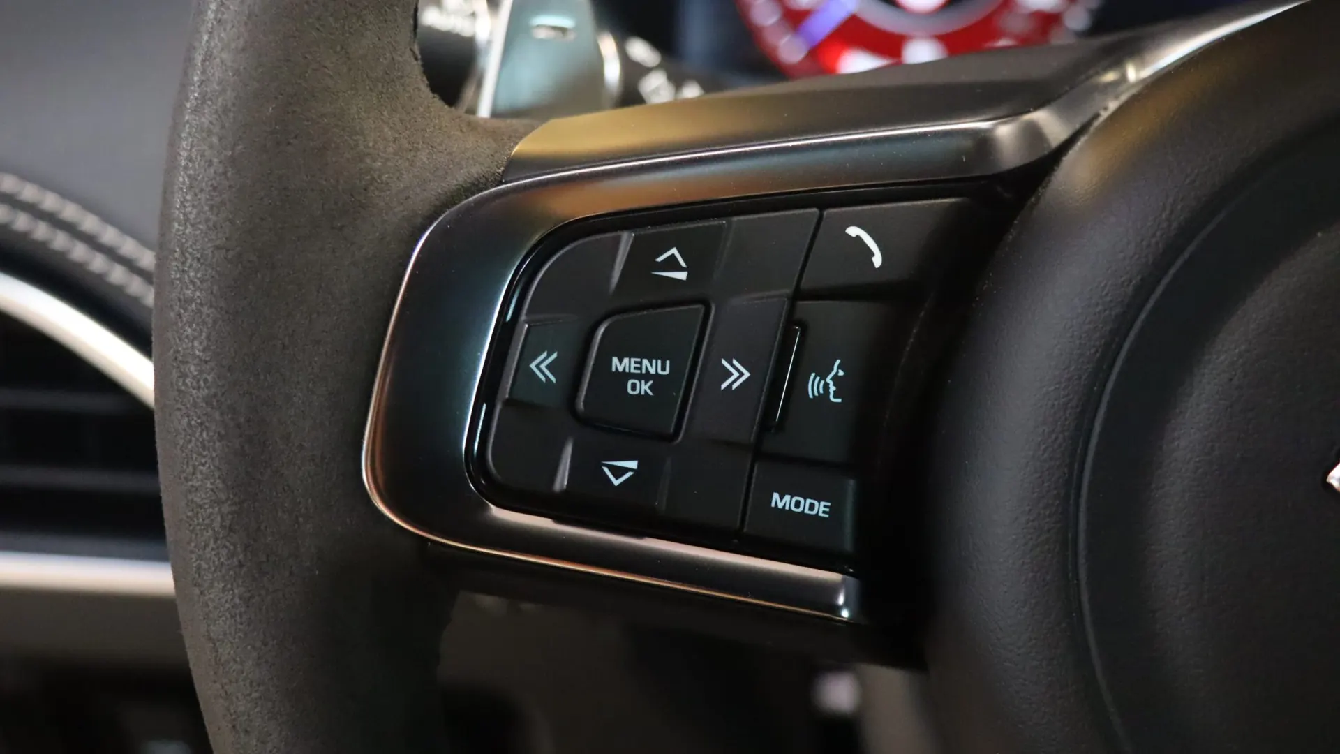 Jaguar XE — photo 16